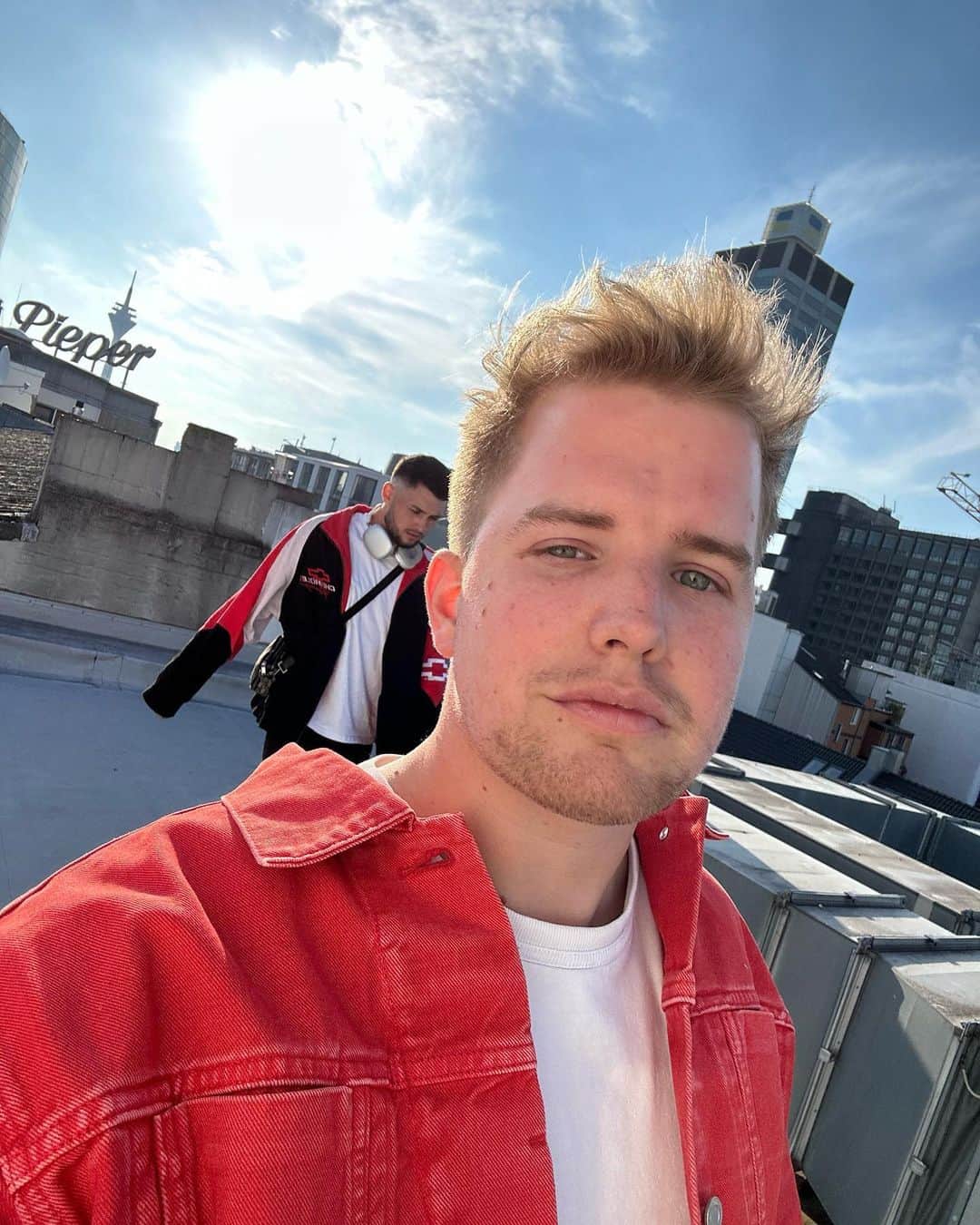 Kayefのインスタグラム：「Was so abgeht ➡️📸❤️Freitag neue Single #Limoncello 🙌🏻」