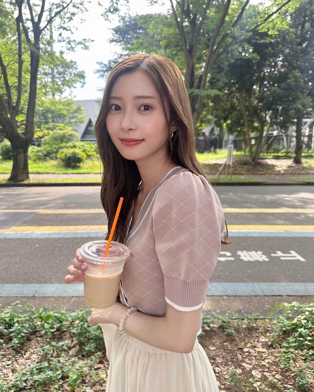 松川星のインスタグラム：「⁡ カラフルなケーキとクマのブラウニー 半分こして食べた🐻🍰」