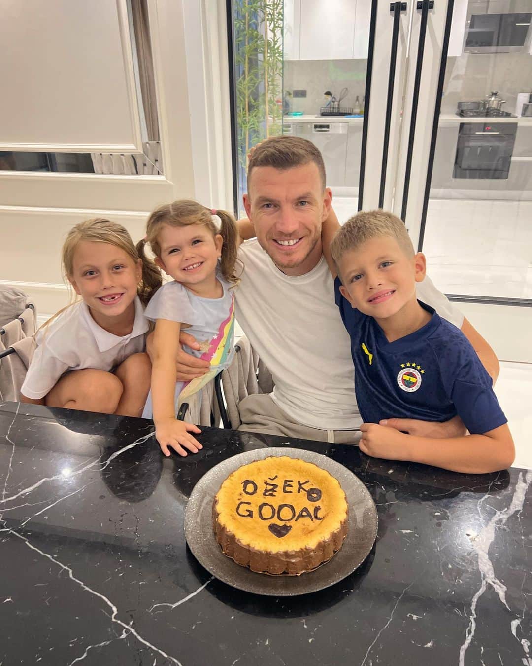 エディン・ジェコのインスタグラム：「A cake for daddy 🥰」