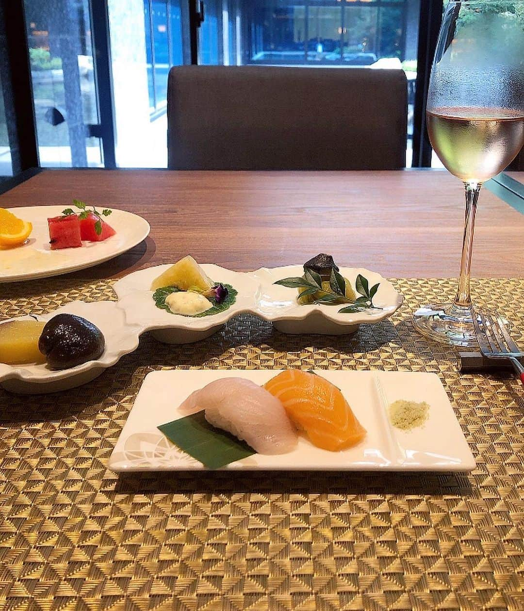 榊山敬代さんのインスタグラム写真 - (榊山敬代Instagram)「🥂🥭🍉… ・ つづき  最終日の朝食では前日 気づきませんでしたが 果物美味しそうだなと シュワシュワのお供に マンゴーとスイカの巻  そしてやっぱり握り鮨 とお刺身天国あじわい 富山ブラックからなる 金沢カレーも美味しく やはり天麩羅まで辿り つけませんでしたけど  満腹満足の巻  最後は内装のひとコマ記録 開放感ある空間で心地よく 朝時間満喫できたのでした  #食べてばかり #旅ごはん #旅行 #旅 #travel #初めて金沢満喫 #金沢 #kanazawa #THEHOTELSANRAKUKANAZAWA #ザホテル山楽金沢 #ホテルの朝食 #breakfast #ホテル大好き #クラブラウンジ #マイブーム #food #sushi #手毬寿司 #Japanesefood #天麩羅 #お刺身 #seafood #人生思い出づくり #毎日がスペシャル  #人生楽しもう #人生一度きり #日本画家 の #外出こんなもん #旅スタグラム」9月3日 18時44分 - sakakiyamatakayo