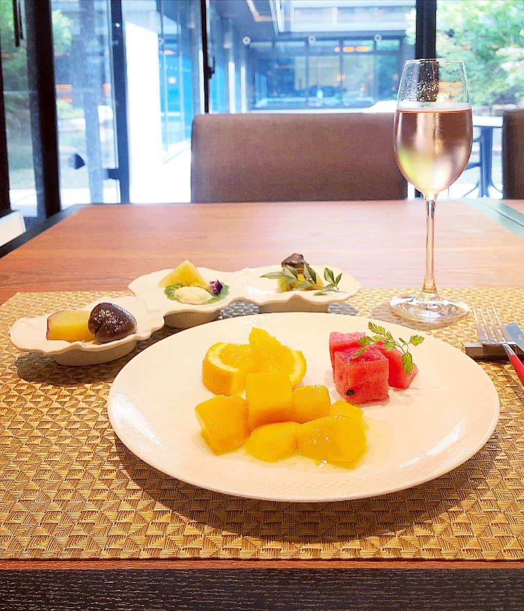 榊山敬代さんのインスタグラム写真 - (榊山敬代Instagram)「🥂🥭🍉… ・ つづき  最終日の朝食では前日 気づきませんでしたが 果物美味しそうだなと シュワシュワのお供に マンゴーとスイカの巻  そしてやっぱり握り鮨 とお刺身天国あじわい 富山ブラックからなる 金沢カレーも美味しく やはり天麩羅まで辿り つけませんでしたけど  満腹満足の巻  最後は内装のひとコマ記録 開放感ある空間で心地よく 朝時間満喫できたのでした  #食べてばかり #旅ごはん #旅行 #旅 #travel #初めて金沢満喫 #金沢 #kanazawa #THEHOTELSANRAKUKANAZAWA #ザホテル山楽金沢 #ホテルの朝食 #breakfast #ホテル大好き #クラブラウンジ #マイブーム #food #sushi #手毬寿司 #Japanesefood #天麩羅 #お刺身 #seafood #人生思い出づくり #毎日がスペシャル  #人生楽しもう #人生一度きり #日本画家 の #外出こんなもん #旅スタグラム」9月3日 18時44分 - sakakiyamatakayo