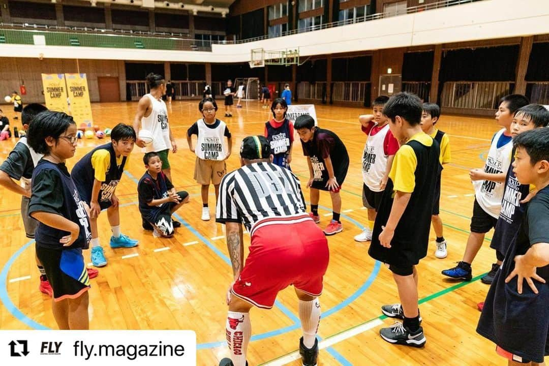 青木康平さんのインスタグラム写真 - (青木康平Instagram)「ありがとうございました🙇‍♂️🙇‍♂️🙇‍♂️ #Repost @fly.magazine with @use.repost ・・・ 8月31日、WATCH&Cアカデミー代表の青木康平さんによるW&C CAMPが具志頭体育館で開催さ れました。青木コーチは子どもたちに対して、ドリブル、パス、シュートなどのスキルを伝えるとともに、「チャレンジする」大切さも説きました。このクリニックが、子どもたちにとってもっとバスケがしたくなるきっかけになったことでしょう。 #PICKUPPLAYGROUNDSUMMERCAMPOKINAWA2023 #PICKUPPLAYGROUND #watchandc #青木康平 #FIBAバスケットボールワールドカップ#BASKETBALL #basketball #STREETBALL #FLY #flymagazine #fly_magazine #fly_mag #fly_kicks #fly_photo Photo by @exbees」9月3日 18時47分 - cohey11