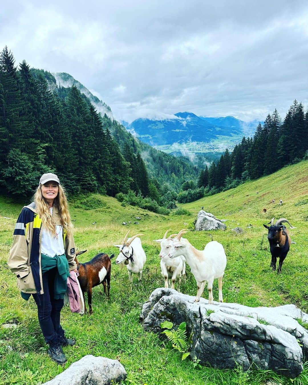 ドウツェン・クロースのインスタグラム：「Hiking up the mountain, eating cheese and sharing amazing moments with friends and family at @stanglwirt ❤️」