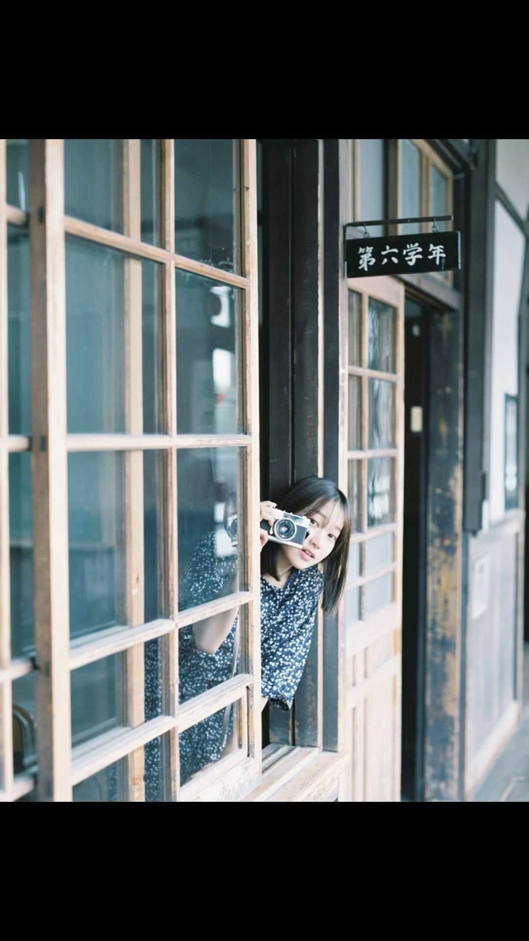 Masaのインスタグラム：「.  iPhone   Fujifilm X-Pro2  XF16-55 F2.8 XF35 F1.4R  Pentax6x7  Super Takumar 105mm F2.4 #gold200  一枚目のみバケペン📷  撮影日 : 2023年8月6日  #まさペン #ヤマプリ #pentax6x7 #pentax67 #バケペン #中判フィルム #film #filmcamera #filmphotography #フィルム #フィルムカメラ #フィルム写真 #portrait  #ポートレート #fujifilm #xpro2 #xf35mmf14 #日本 #リール #reel #filmisnotdead #滋賀 #shiga #旧鎌掛小学校 #しゃくなげ学校」