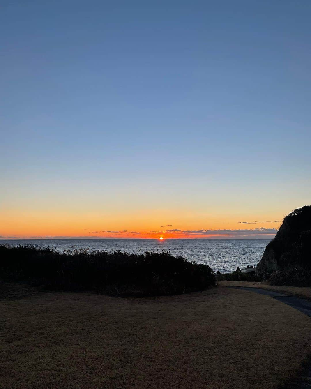 文音さんのインスタグラム写真 - (文音Instagram)「One-day getaway trip. 🌏🌿🦶🏊‍♀️🌅🌕🥱  泳いだ後の物凄い爽快感 青すぎのプール ジブリの空と飛行機 生い茂る芝と踏み締める大地 夕陽と満月と一番星 全部全部 ありがとう。  まだまだ暑いけど… 🫠  9月すたーと🌾🍁  人は人、自分は自分。☺️ 秋、楽しみ🥧🧡  Needed this so bad. #tbt」9月3日 19時01分 - ayanestagram_official