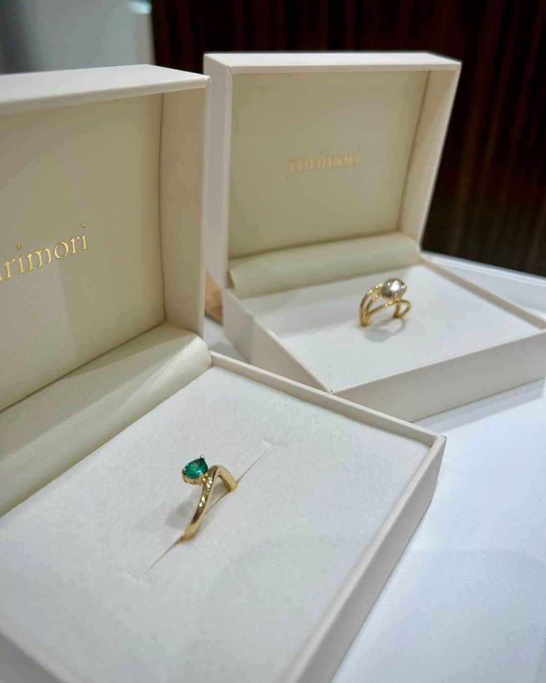 森友里恵さんのインスタグラム写真 - (森友里恵Instagram)「Emerald ring✖️ Rutile Quartz  エメラルドの美しい緑色は、ベリル内に微量のクロムとバナジウムが含まれることによって出来ます😍  エメラルドのモース硬度は約7.5から8。  エメラルドの洗浄方法は優しい洗浄が必要です。 暖かい石けん水と柔らかい歯ブラシを使用して、 やさしく汚れを落とします。 強力な洗浄剤や超音波洗浄は避けてください。  ルチルクォーツは、針状のルチル（金紅石）が インクルージョン（内包物）として クォーツの中に入ることで生まれた宝石です☺️  ルチルクォーツの硬度は7です。 洗浄方法はエメラルドと同様です☺️  ぜひご参考までに。  #宝石 #エメラルド #ルチルクォーツ #リング #ジュエリー」9月3日 19時01分 - yucrebie