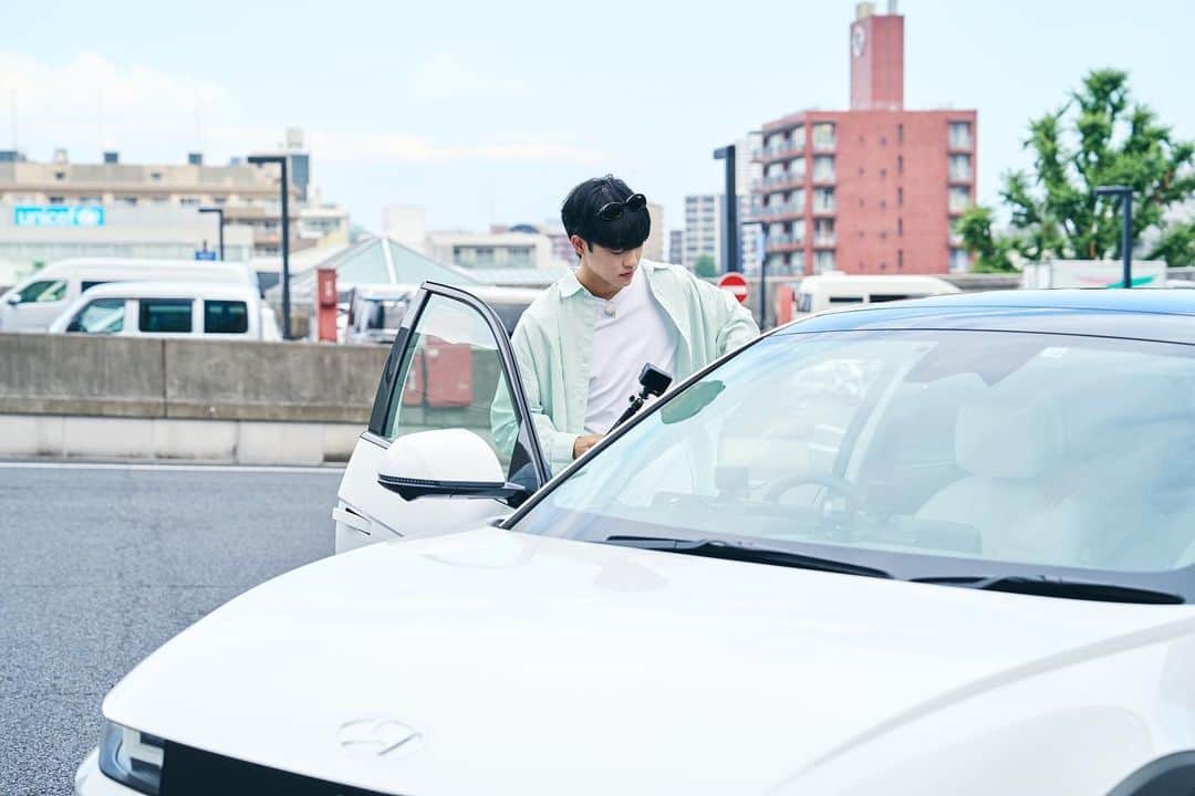 寺田拓哉のインスタグラム：「#🚘 드디어 이번주 톡파원 25시에서는 내 고향 #이바라키 소개 ^^ 특별히 제가 운전해서 다녀온 만큼 기억에 남는 촬영이었습니다!  아시아 브랜드 최초로 일본에서 '올해의 수입차'를 수상한 #아이오닉5 와 함께! 9월4일, 오후 8시 50분 #JTBC #본방사수 . . #일본올해의수입차 #현대자동차 #HYUNDAI #IONIQ5 #HYUNDAIMOBILITYJAPAN」