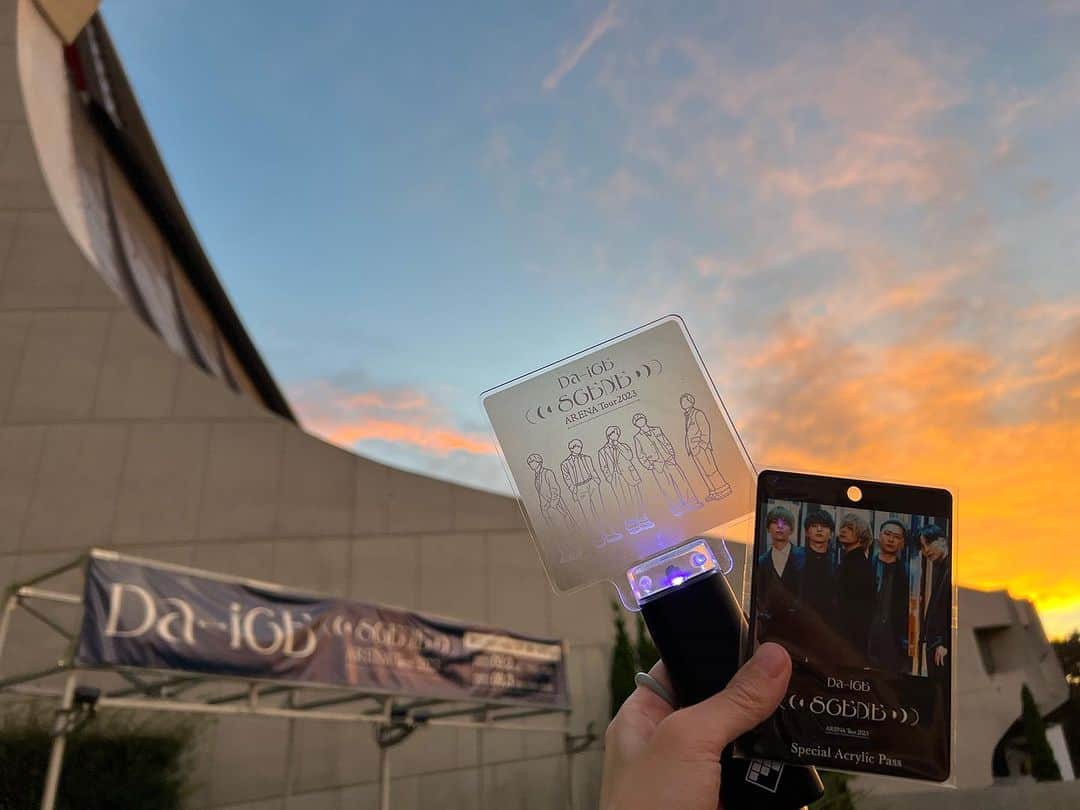 のインスタグラム：「#Da_iCE_ARENA_TOUR2023  ツアーファイナルにして、初参戦‼️ 行ってきた😭😭😭😭😭✨✨✨ 色々最高だったーーー！ 来年メジャーデビュー10周年デビュー前からだと12年。 新参者の私でも受け入れてくれるLIVE感動やった❣️ 語り尽くせんけど、ひとまず ツアー完走おめでとう㊗️ お疲れ様でした‼️ 代々木第一体育館も初めてだった✨ LIVE後の夕暮れが美しい〜 #da_ice」
