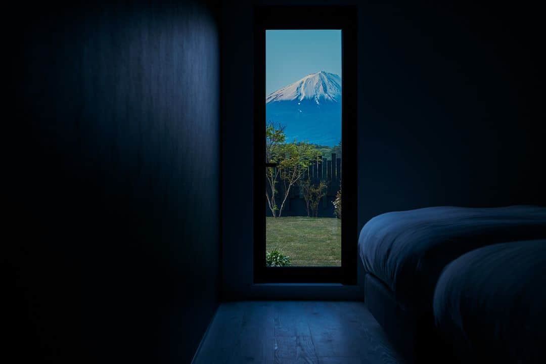 Relux | リラックスさんのインスタグラム写真 - (Relux | リラックスInstagram)「ここに泊まってみたいと思った方はコメントに「🗻」を送って教えてください✨  ＼Relux担当者が選ぶおすすめポイント／  ①全ての窓から富士山を望む非日常空間 ②幻想的なアート風呂や、ロウリュサウナ ③367㎡のプライベートガーデン  --------------------------------------------- 📍abrAsus house Fuji（山梨県＞河口湖・山中湖・大月） @abrasushouse ---------------------------------------------  ■住所：山梨県南都留郡鳴沢村字飯塚1708-1 ■部屋数： 1室 ■ 料金（2名）：58,300円～（素泊まり）  ※料金はプランや日付、人数等の条件によって異なります。詳しくは、プロフィールのリンクから宿名を入力してご覧ください🔎 → @relux_jp  #山梨 #河口湖 #山梨観光 #山梨旅行 #富士山 #一棟貸し宿 #abrAsushousefuji #relux_山梨 #yamanashi_hotel #yamanashi #japantrip #japantravel #japan #japangram #japansightseeing」9月3日 19時00分 - relux_jp