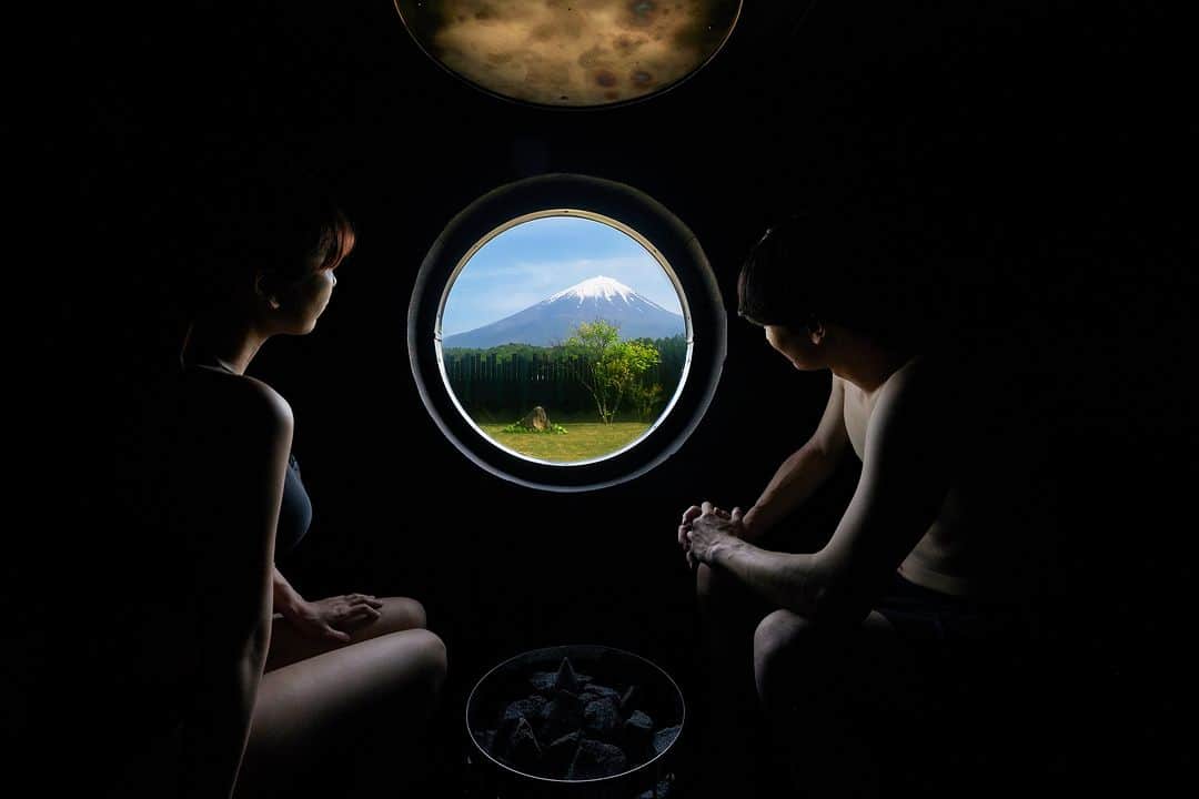 Relux | リラックスさんのインスタグラム写真 - (Relux | リラックスInstagram)「ここに泊まってみたいと思った方はコメントに「🗻」を送って教えてください✨  ＼Relux担当者が選ぶおすすめポイント／  ①全ての窓から富士山を望む非日常空間 ②幻想的なアート風呂や、ロウリュサウナ ③367㎡のプライベートガーデン  --------------------------------------------- 📍abrAsus house Fuji（山梨県＞河口湖・山中湖・大月） @abrasushouse ---------------------------------------------  ■住所：山梨県南都留郡鳴沢村字飯塚1708-1 ■部屋数： 1室 ■ 料金（2名）：58,300円～（素泊まり）  ※料金はプランや日付、人数等の条件によって異なります。詳しくは、プロフィールのリンクから宿名を入力してご覧ください🔎 → @relux_jp  #山梨 #河口湖 #山梨観光 #山梨旅行 #富士山 #一棟貸し宿 #abrAsushousefuji #relux_山梨 #yamanashi_hotel #yamanashi #japantrip #japantravel #japan #japangram #japansightseeing」9月3日 19時00分 - relux_jp