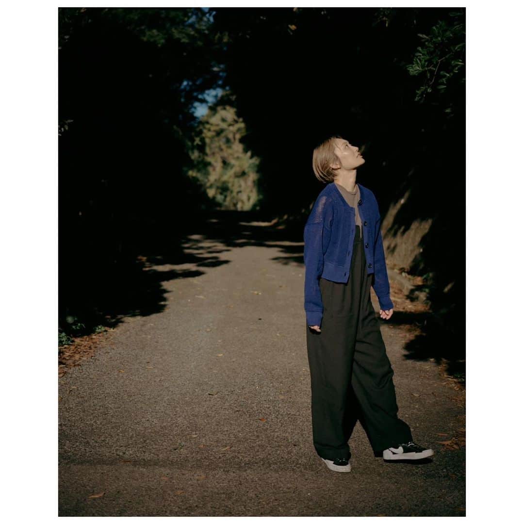 のインスタグラム：「. ⁡ 先日の家族旅行中の あさんぽ で、シローに撮ってもらった  ⁡ 一目惚れオールインワン ▶sana for TO UNITED ARROWS @to_unitedarrows_official  168cm着用の図。    ⁡ 着てると褒められる。 褒められたくて着てないけど、好きで着ているものを『いいね』って言われると嬉しいよね。    共感って  ただただ嬉しい。  ⁡ ⁡ オーガニックコットンにシルクをブレンドした生地でとにかく気持ちいい。 重すぎず夏にもサラッと着れて活躍中 ⁡ それもそのはず。 ⁡ ＜sana(サナ)＞ 今治タオルのブランド＜THING FABRICS＞が手掛けるブランド。 「過去や未来にこだわらず､この一瞬一瞬を大切に過ごしたい」 明確なライフスタイルを持った女性達を思い描きつくられたブランド。愛媛県今治市のタオル織機で織られた生地を使用し、素材に寄り添ったデザインで着る人の暮らしに溶け込んだエイジレスなアイテムを提案しています。 ⁡ ⁡ どんなブランドか知ると なるほど。ってなるよね🤗  ブランドコンセプトって大事だね。  ⁡ ⁡ ▶2way Cardigan　 前後で着れる2WAY仕様だよ。 きれいな色に惹かれてお迎え。 良き💙 ⁡ ⁡ ⁡ TO UNITED ARROWSの1DAY POP UP イベントももうすぐ！     イベント詳細はストーリーズハイライト【Event&WS】か   ↓Instagramをブラウザから見るとコピーできるよ♪  https://store.united-arrows.co.jp/brand/ua/news/2023/08/to-united-arrows-1-day-pop-up.html ⁡ 2023 Autumn のウェアーも、素敵なものたくさんあるから楽しみなのです🤭 ⁡    そして、  ブランドコンセプトが共感できてアンバサダーをさせていただいておりますが    自身の活動の全てにコンセプトがあって、ちゃんと伝えていこうと思った。     ⁡ ⁡ #to_unitedarrows #unitedarrows  #ヨガイベント #宮城由香  #photoby旦那  #TRiCKGUM  ⁡」