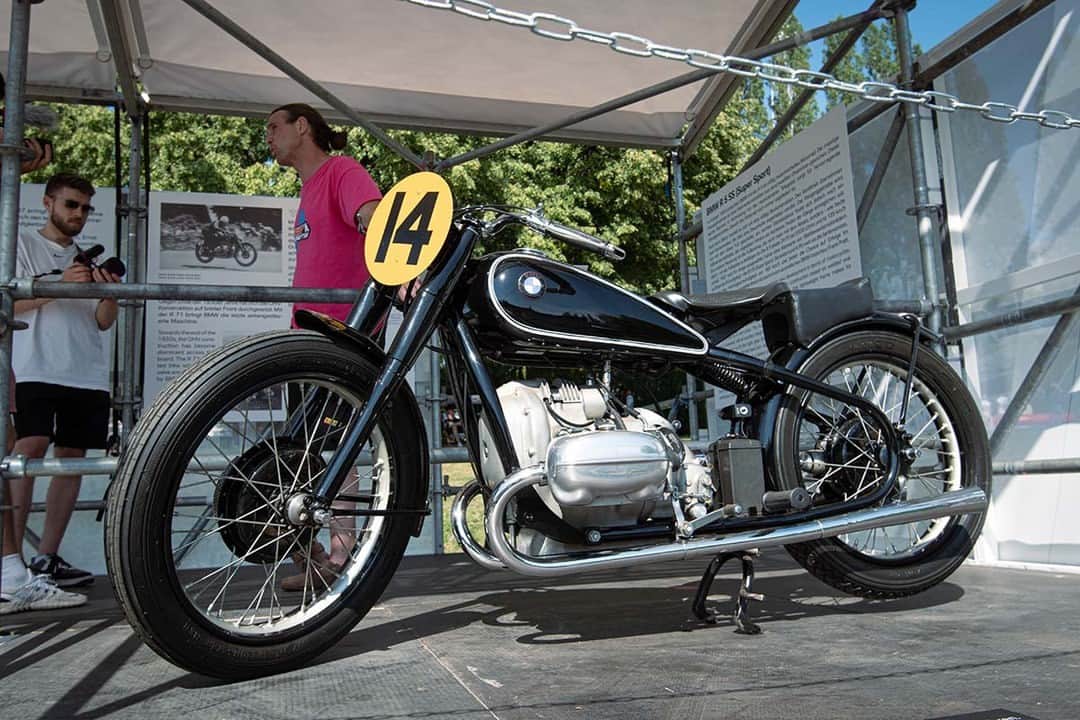 のインスタグラム：「【ドイツMOTORRAD DAYSに展示された新旧レーサー】  創業以来、ロードレースやISDT(International Six Days Trial）、速度記録、ラリーレイド、スーパーバイクなど様々なカテゴリのモータースポーツに挑戦してきたBMW Motorrad。7月にドイツで開催されたMOTORRAD DAYSの会場には、その足跡を辿るかのように様々な年代の新旧BMWレーサーの姿がありました。  写真1枚目はR 5をベースに一部のレーサー向けに極少数のみ生産されたプロダクションレーサーのR 5 SSで、写真2枚目はオリジナルのレースフレームを採用したR 50 Sのレーシングマシンです。  さらに、欧州で開催されていたBoxer Cup2.0用のR nineT RacerやPower Cup用のK 1200 R、 Boxer Cup用のR 1100 S、80年代のパリダカを席巻したR 80G/Sの姿も。  モータースポーツとの深いかかわりもまた、BMW Motorradの歴史のひとつなのです。  #NeverStopChallenging #SpiritOfGS #BMWMotorrad #BMWモトラッド #駆けぬける歓び」
