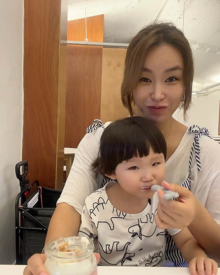 ペ・ユンジョンのインスタグラム：「콩포트하나면 아기랑밖에서 간식으로도 너무좋아요👍👍 건강과 맛 두개다잡았지요❤️ 밀키요콩포트요거트는 절찬리 판매중입니다‼️ . . . #밀키요콩포트#춤을추게하는맛💃#빼언니샵」