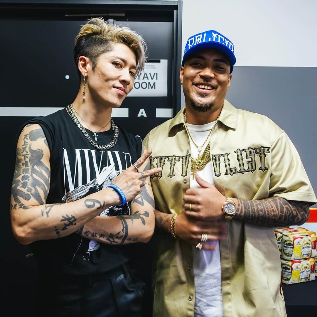 MC TYSONのインスタグラム：「怖いお兄ちゃんと✌🏽📸💙　@miyavi_ishihara 君が住之江のゴリラホールに来てはったので行って来ました👌LIVEバチくそカッコよかった🎸🎸🎤ご招待ありがとうございました😎🔥」
