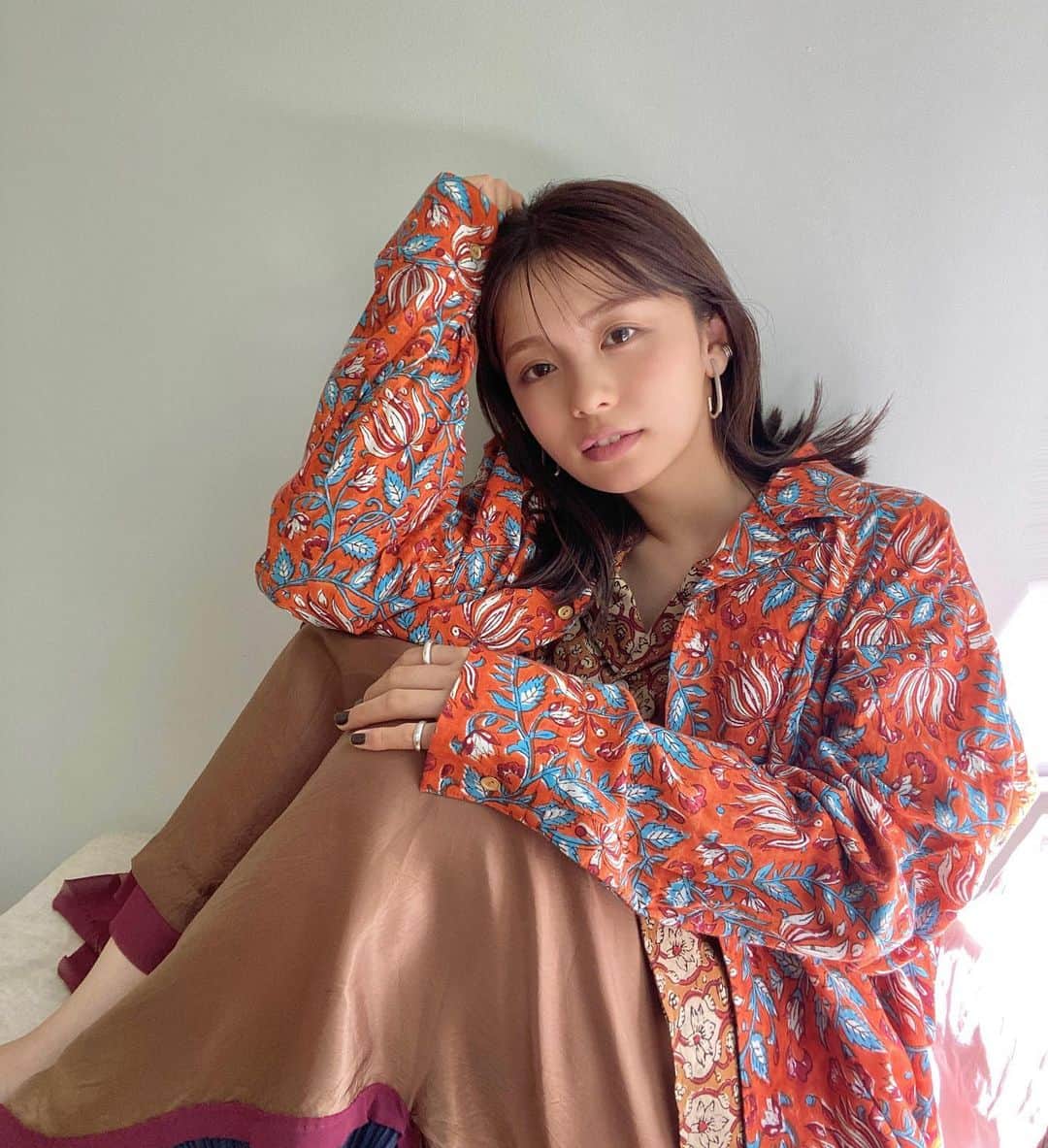 足立佳奈のインスタグラム：「アーティスト写真が変わったの気づいてくれたぁ？？  久々なナチュラルメイク🫶🏼」