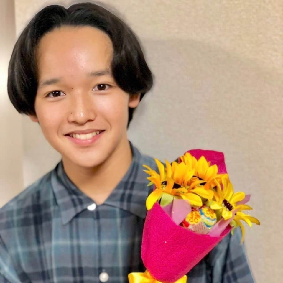 山口太幹さんのインスタグラム写真 - (山口太幹Instagram)「9月2日ｰｰ❗ Meの誕生日🎂‼️  この花束は、NHKの方から貰ったんだよー(@￣□￣@;)！！ やばくない!? ちょー嬉しい🥹  ROUND1に行ったりして、超楽しかった🎵 誕生日プレゼントで抱き枕もらった笑笑 なんで??笑笑  これからも俳優活動と学校生活を両立できるように頑張るので、皆さん引き続き応援宜しくお願いします🙇‍♀️  #誕生日 #9月2日 #誕生日プレゼント #最高の1日 #記念日 #ありがとうございます  #山口太幹 #taikiyamaguchi #taikiumipro #宮崎出身 #miyazaki #子役 #俳優 #中学生男子 #中学2年生 #13歳 #歴史好き #謎解き好き #抹茶好き #ビートボックス #バレーボール男子 #海汐プロダクション所属 #アービング所属」9月3日 19時04分 - taiki_umipro