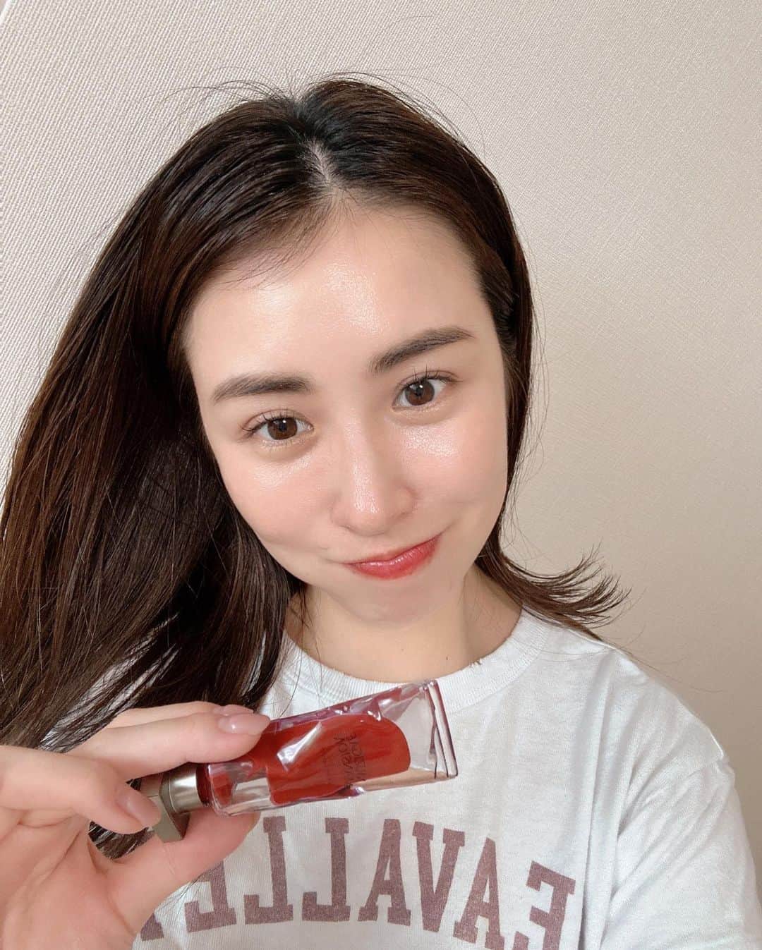 小澤名代さんのインスタグラム写真 - (小澤名代Instagram)「秋めいてきたので、コスメも新調💄 薄めのメイクに赤リップにハマってます。 @muzigae_mansion_jp のコスメが可愛すぎて集めてる。 ヴィーガンで肌に優しいところもすき♡   FITTING BLUSH チーク カラーODD 肌に透明感出るラベンダーのチーク   オブジェリキッド008 DOMIMANT  #muzigaemansion #韓国コスメ#vegan #ヴィーガンコスメ」9月3日 19時10分 - ozawanayo