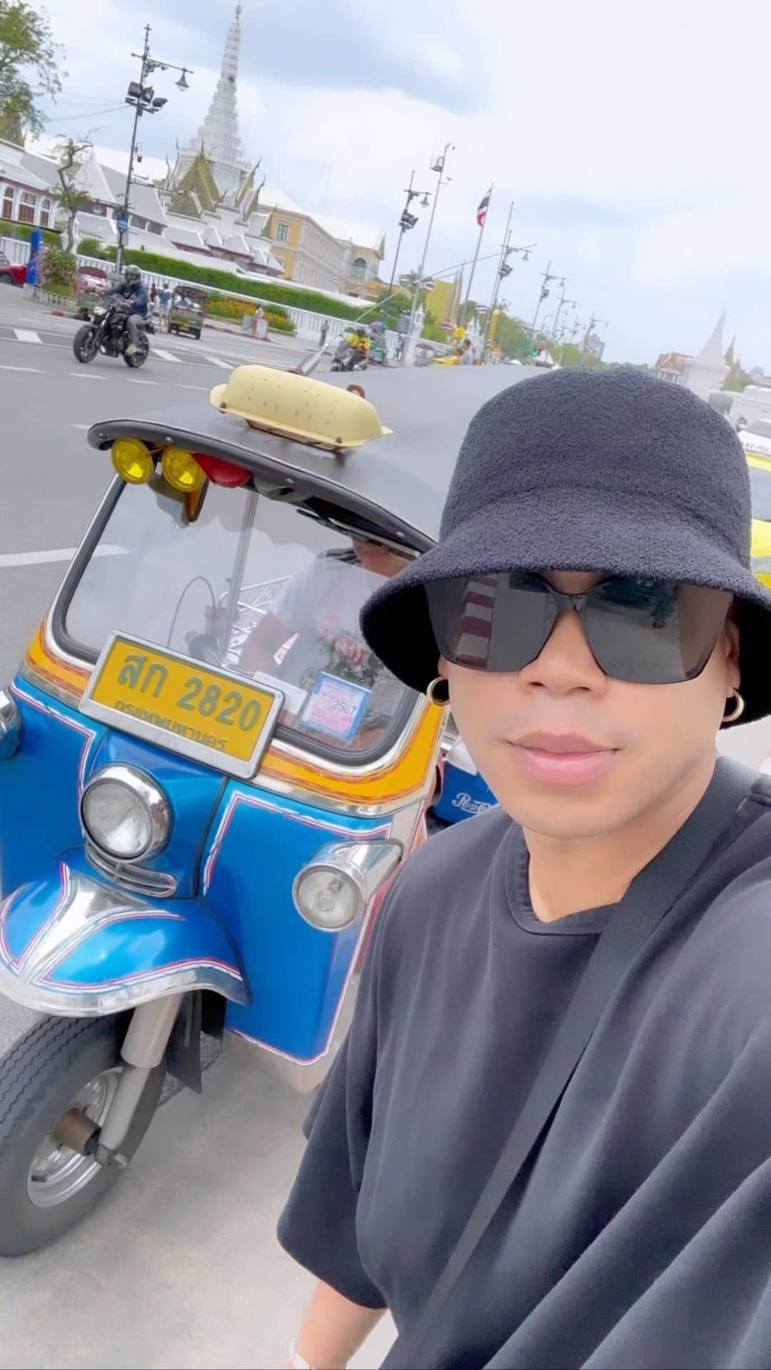 LIKIYAのインスタグラム：「⁡ I’ll be back again🇹🇭 ⁡ Thanks for the Tuk Tuk ride my man😁🙏✨ ⁡ #tuktuk #thailand」