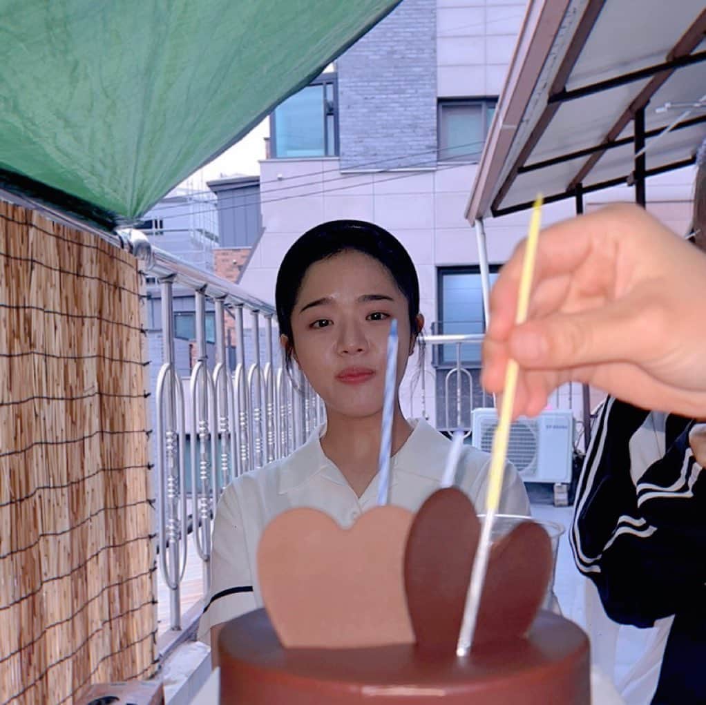 キム・ヒャンギのインスタグラム：「가을맞이 1 (•_•) 1 ☝🏻친구 초콜렛 하트  ✌🏻축축한 맑음 🤟🏻빛 선 선 선」