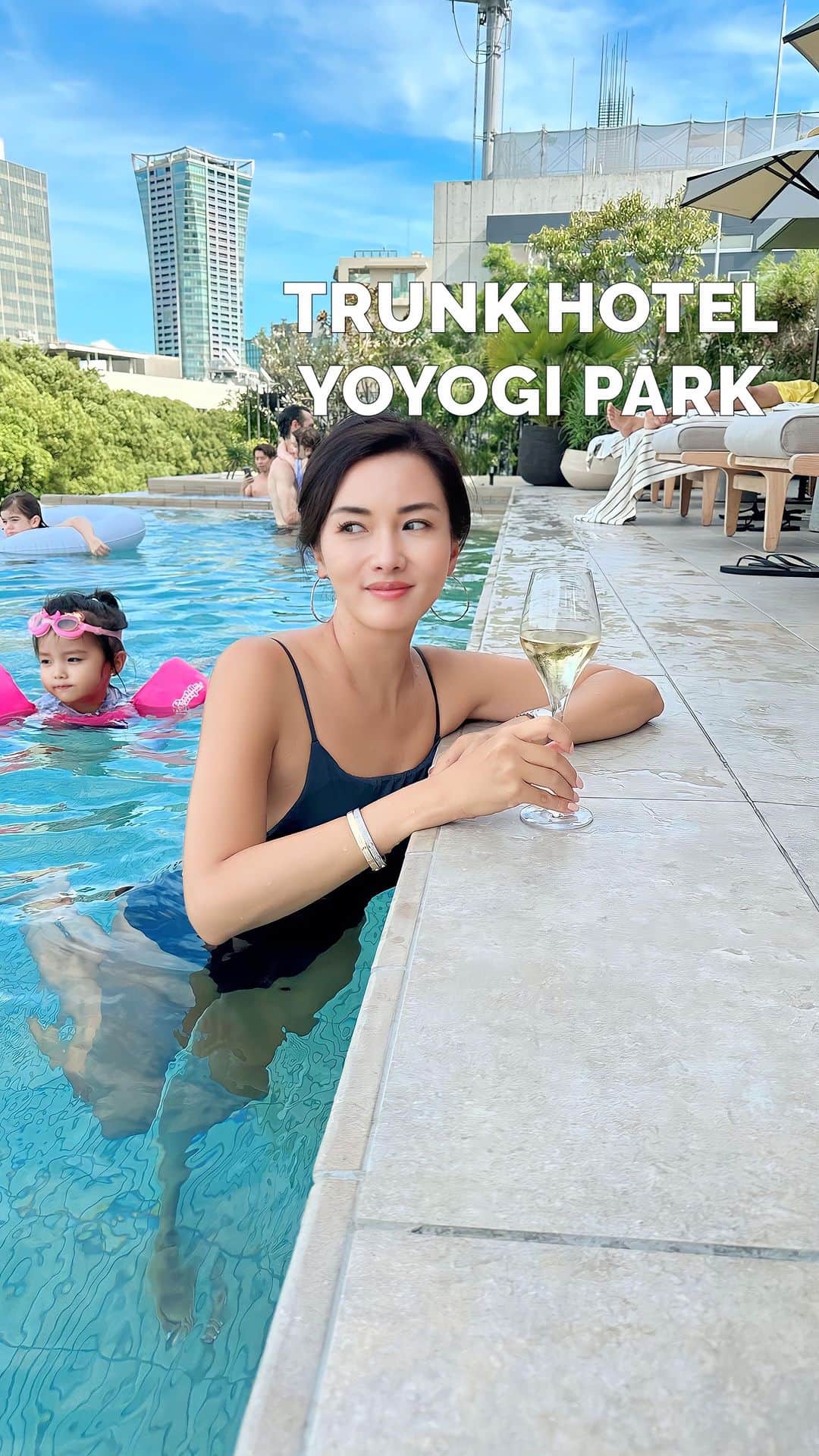 福王寺彩野のインスタグラム：「9/1にオープンしたばかりの @trunkhotel_yoyogipark へ❣️ 代々木公園目の前のこのロケーションがとにかく最高‼️ お部屋やプールから見える景色は絶景でした✨✨ 一階にあるイタリアンレストランでは夜は焼きたてのピザや（前菜の生ハムも絶品！）、朝はパンケーキやフレンチトーストやエッグベネディクトなど…どれもとっても美味しかったです😆🍕❤️‍🔥 テラス席ではわんちゃんも同伴可能なので代々木公園のお散歩の前後にレストランだけ寄るのにも最適🤩（元々ボンダイカフェがあった場所です！） お部屋も広々快適で、子連れファミリーはもちろん、ナイトプールもできるのでカップルやデートにも最高だと思いました💓 週末のステイケーションにとってもおすすめのホテルです😊 #trunkhotel #trunkhotelyoyogipark #staycation #hotel #tokyo #pool #infinitipool #トランクホテル #トランクホテルヨヨギパーク #東京 #ホテル #代々木公園 #プール」