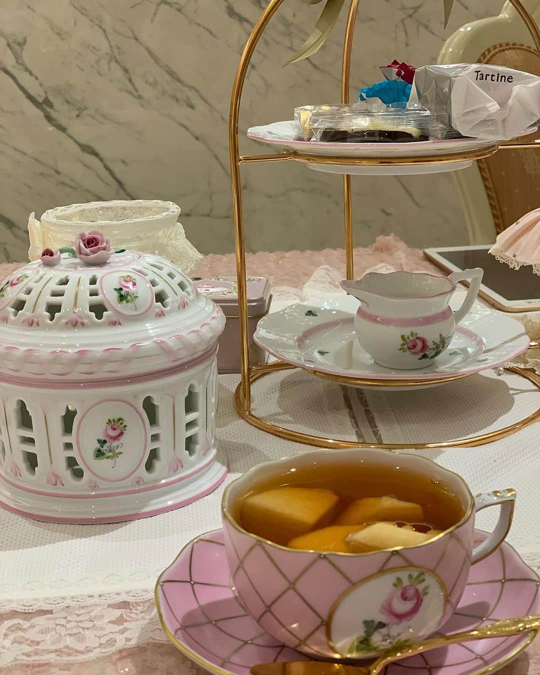 石津香織さんのインスタグラム写真 - (石津香織Instagram)「. . ここは、どこ⁈ カフェ☕️🍰じゃなく 歯医者🦷さん  歯って かなり大切❤️  最近 歯茎が腫れて 痛みがあり、  行くのが 楽しみな（笑） 歯医者🦷さんへ  歯磨き🪥は、 歯茎のマッサージも　 大切なんです^ - ^  わたしが 愛用しているのは、  毛が羽のように 柔らかい  リニア音波電動歯ブラシ @oralcare_okuchi   わたしは、 かっこいいブラック♥️  ホワイトや パープルも あるよー^ - ^  口腔内の状況に合わせて 5つのモードから選ぶことができるから、 むちゃくちゃ便利🩷  トラベルケースも あって、 旅行や外出にも、 持ち運びできちゃうの😊  磨いたあとは、 歯がツルツルで 気持ち良いの。✨ おすすめーーー💓  PR @oralcare_okuchi #お口の専門店 #お口ケア #オーラルケア #音波歯ブラシ #電動歯ブラシ」9月3日 19時12分 - kaori.ishizu