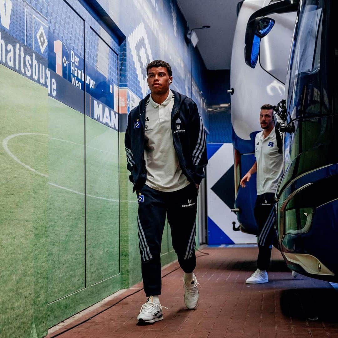 ハンブルガーSVさんのインスタグラム写真 - (ハンブルガーSVInstagram)「Gametime. ⏰⚡  Gleich geht's rein ins Warm-up. 🔥  #nurderHSV #HSVFCH」9月3日 19時14分 - hsv