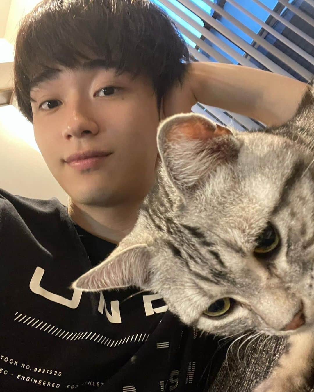 のインスタグラム：「『僕のお家の好きな場所』  それはうちの愛猫『さんた』がいる場所です！🐈さんたがいれば家のどこであろうとも、癒しの場所になります🥰🥰  お互いデレデレ同士なので家ではいつもラブラブです🥰  3枚目の写真とにかく可愛すぎる。  #メンズノンノモデルオーディション2023」