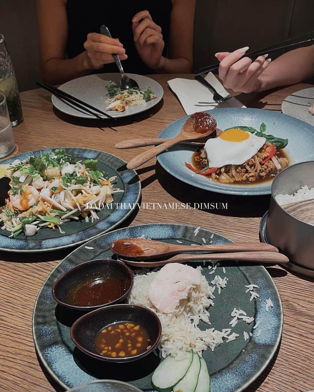 RYOのインスタグラム：「𝖿𝗈𝗈𝖽 𝗉𝗂𝖼✨  食べるのも撮るのもすき🎞️  #dadaithaivietnamesedimsum  #塚田農場 #hillscafe  #チュクミドサ」
