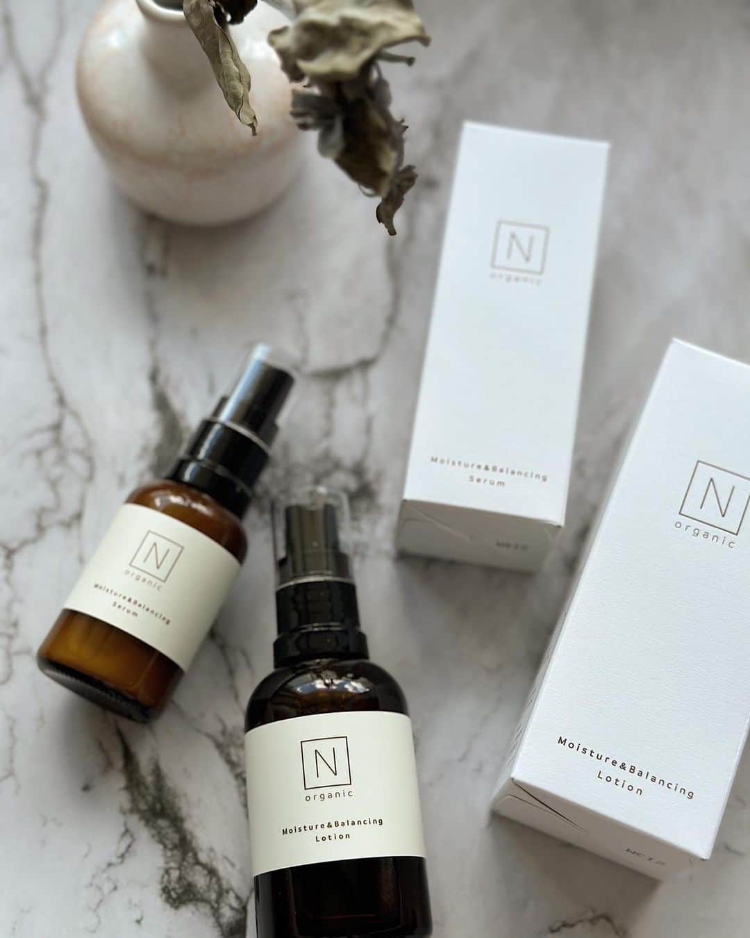 Yuuki mimuraのインスタグラム：「🌱“  以前イベントでサンプルをいただいてから気に入ったNorganic🪵  モイスチュア&バランシングローションセラム ハーフボトルセット  ローション50mL/ セラム30mL/ VCエッセンスパウチ3包 ※3つ全てでワンセットです  さっぱりとしたテクスチャーのローションと 柔らかい質感のセラム⭐️ まだまだ暑いこの時期に使っても 全然ベタつきがなく使い心地もgoodです😉“  そして香りもとてもいいよ🍃  約1か月も使えて便利🦭  Qoo10のメガ割でも ぜひチェックしてみてね🚩  #Qoo10メガ割 #Nオーガニック #スキンケア #PR」