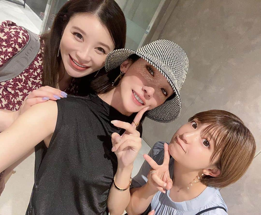 手島優さんのインスタグラム写真 - (手島優Instagram)「・  真里ちゃん♡ゆしんがお誕生日のお祝いしてくれました🎂  　 　  今年は事前に全部言っちゃうっていうサプライズ付きでした😆爆笑　 　　  締めには  「バースデープレートそろそろお願いします！って言って来て♡」  って主役に言わせようとする新しいスタイル💓🤣　  終始笑い過ぎて嬉しい楽しいお誕生日会でした♪  毎年ありがとうね🌈✨ 　 　 　  どんな状態でもそのまんまで受け入れてくれていつも味方でいてくれる最高の友❤️‍🔥  これからもよろしくねん👸  #矢口真里　#ゆしん　#誕生日 #誕生日プレート #バースデープレート #バースデー #サプライズ　#ありがとう #嬉しい　#41歳」9月3日 19時16分 - tejimayuu0827