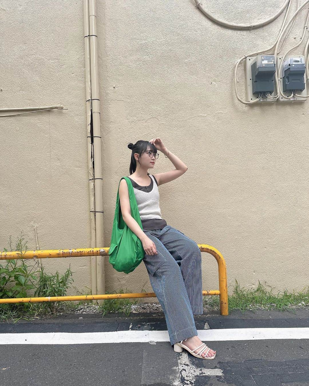 のインスタグラム：「#ゆきみとコーデ  おにゅーパンツ。 届いた秋服が早く着たくて仕方ない。  なのにまだあっちぃ。  昨日はアツい仲間とアツい夜だったな。  これを売れない役者の身内ネタにしないように絶対売れてやりたいよな。」