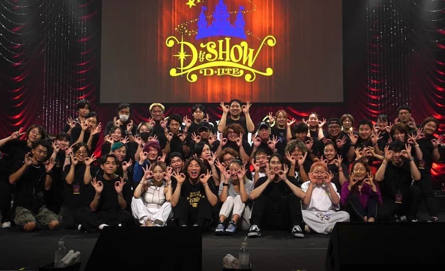 SARAのインスタグラム：「💜DなSHOW vol.2💛 수고하셨습니당🤗  あっという間に終わっちゃったけど… またすぐ集まれることを願ってます🫣❤️‍🔥  👨‍👩‍👧‍👦大好きDなCREW👨‍👩‍👧‍👦  #dなshow #dlite」