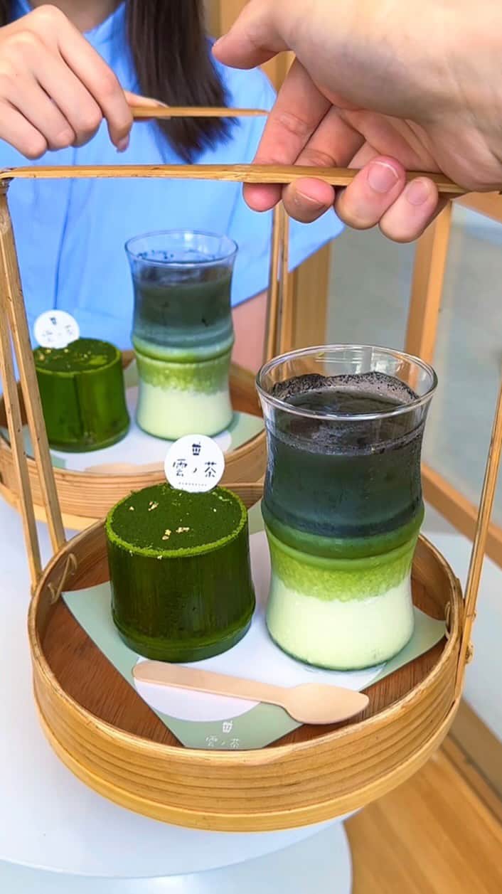 のインスタグラム：「🍵京都嵐山で1番おすすめの和カフェ🍵 ㅤㅤㅤㅤㅤㅤㅤㅤㅤㅤㅤㅤㅤ 嵐山にある雲ノ茶さん(@kumonocha_kyoto)の 「雲の竹筒ティラミスセット」1080円 「雲の嵐セット」1180円 「季節の虹雲セット」1480円 ㅤㅤㅤㅤㅤㅤㅤㅤㅤㅤㅤㅤㅤ 嵐山駅から徒歩2分ほどのところにある雲ノ茶さんは、雲の形をしたケーキが名物の和カフェ！  竹林で有名な嵐山らしく竹をイメージしたスイーツやグラスに入ったドリンクが種類豊富にあって、ㅤㅤㅤㅤㅤㅤㅤㅤㅤㅤ竹筒に入った抹茶ティラミスや器ごと食べれる竹ムースが特に人気🎋 ㅤㅤㅤㅤㅤㅤㅤㅤㅤㅤㅤㅤㅤ 竹筒ティラミスは竹の器にマスカルポーネクリームがたっぷり入っていてとろとろ濃厚なクリームにほろ苦い抹茶が相性ばっちりでめちゃくちゃおいしかった🤤🤤 ㅤㅤㅤㅤㅤㅤㅤㅤㅤㅤㅤㅤㅤ 竹ムースの方は抹茶味のぷるぷる食感の器に抹茶ムースを入れた器ごと食べれるスイーツで、こっちには黒胡麻団子と選べるドリンクがセットになっていてこれも絶品！ ㅤㅤㅤㅤㅤㅤㅤㅤㅤㅤㅤㅤㅤ 季節の虹雲ムースは季節ごとに味と色が変わっていくそうで、撮影したときはピンクの桃、今の時期はブルーベリー味の青い雲ムースになっているみたいでした！ ㅤㅤㅤㅤㅤㅤㅤㅤㅤㅤㅤㅤㅤ 嵐山店は2階建てで席数多め、どこの席に座っても写真映えするような内観になってたので、嵐山観光でひと休みしたいときにや食べ歩きするときはぜひここ行ってみてほしい🍵 ㅤㅤㅤㅤㅤㅤㅤㅤㅤㅤㅤㅤㅤ かなりおすすめ！！ ㅤㅤㅤㅤㅤㅤㅤㅤㅤㅤㅤㅤㅤ —————————————— 📍京都府京都市右京区嵯峨天龍寺造路町20-13 ⏰10:00〜18:00(土日祝18時半close) 🛌不定休 🚃嵐山駅から徒歩2分 —————————————— #PR #京都カフェ #京都グルメ #嵐山カフェ #嵐山グルメ #雲ノ茶 #雲ノ茶カフェ #抹茶 #桃 #matcha #kyoto #japan   #京都ランチ #嵐山ランチ #京都観光 #京都旅行 #京都 #嵐山 #カフェ巡り #カフェ好きな人と繋がりたい #おいしい #japantravel #japantrip #instafood #japanesefood」