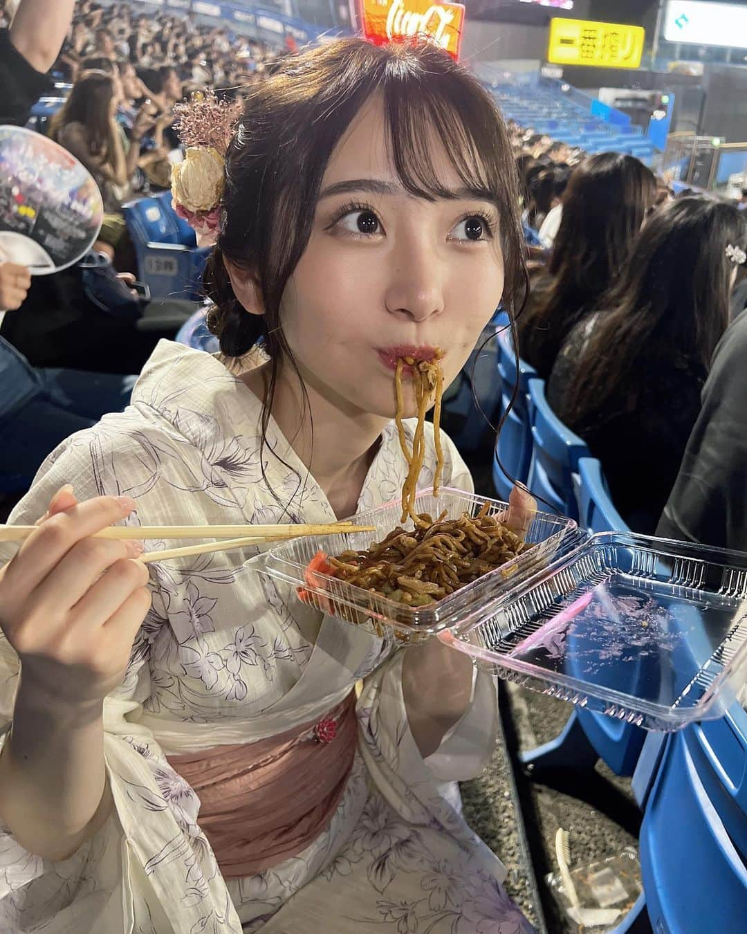 かとゆりのインスタグラム：「花火よりご飯に夢中な人」