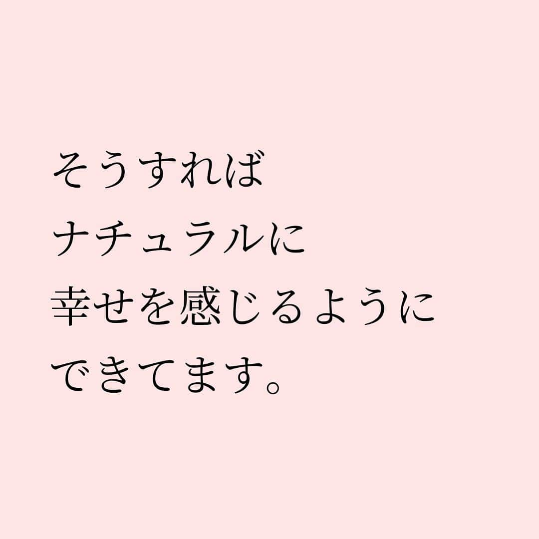 Takumi Kawaharaさんのインスタグラム写真 - (Takumi KawaharaInstagram)「【 幸せになりたければ 】   人が幸せになるには、   自分で手を動かして 生きるために必要なことをやる。   実はそれだけです。   そうすればナチュラルに 幸せを感じるようにできてます。   しかし現代は効率を追求し 過度に分業が進み、   生きていくために必要なことから 遠ざかっている。   それが不幸のはじまり。   だから少しずつでも 手を動かして生きること。   それで幸せが増えます。       ＿＿＿＿＿＿＿＿＿＿＿   あたらしいけど、なつかしい。 川原卓巳がプロデュースする 自分たちらしく生きていくコミュニティ。   “本当に生きていきたい未来”を 自分たちでつくる。 じゃあ何からはじめようか...。   川原卓巳プロデュース 新オンラインサロン 9/1スタート！   「SMALL WORLD」 そろそろ自分たちの”生き方” アップデートしてみない？     SMALL WORLDの入会&最新情報は公式LINEへ プロフィール欄のURLから @takumi.kwhr     #プロデューサー #プロデュース #セルフプロデュース」9月3日 19時21分 - takumi.kwhr