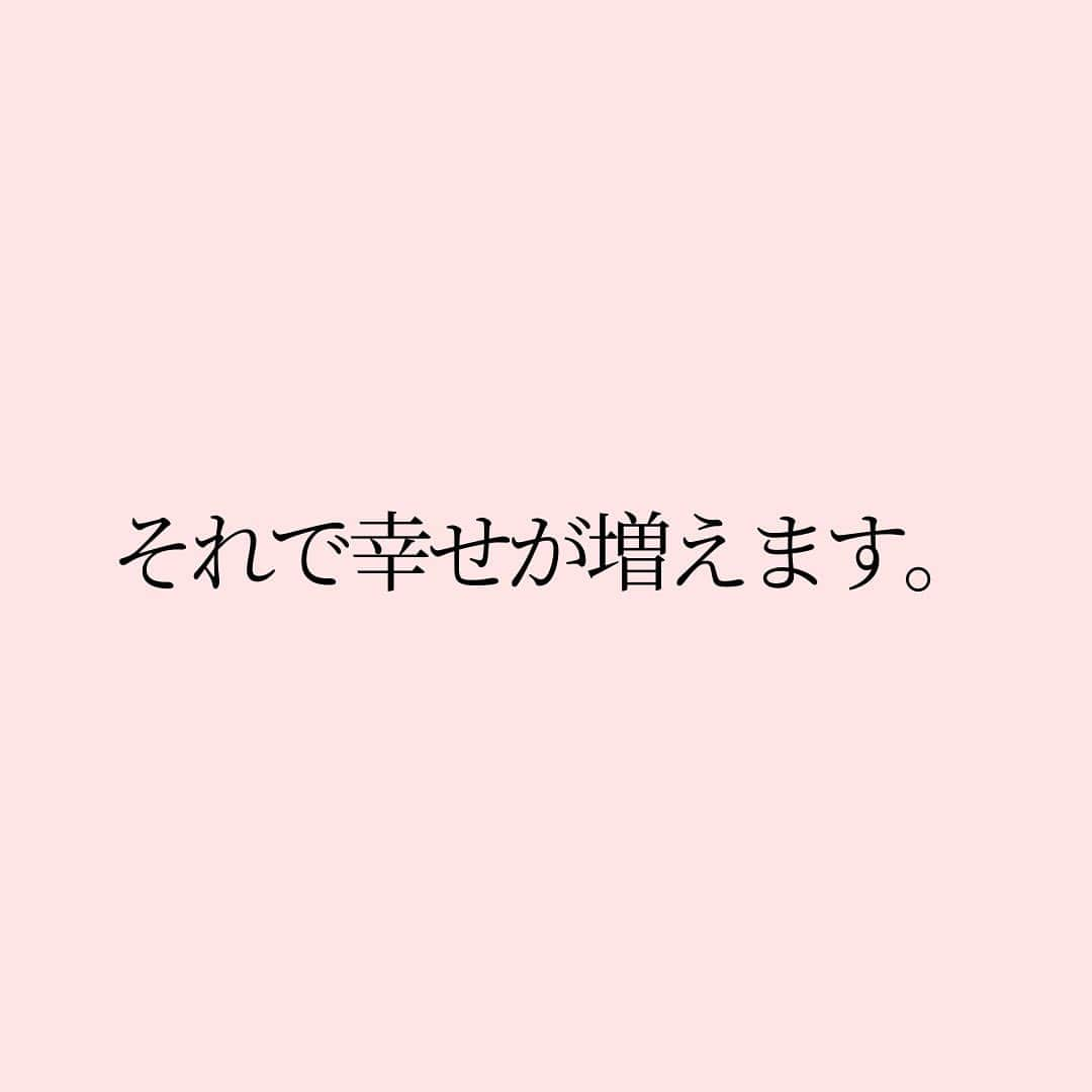 Takumi Kawaharaさんのインスタグラム写真 - (Takumi KawaharaInstagram)「【 幸せになりたければ 】   人が幸せになるには、   自分で手を動かして 生きるために必要なことをやる。   実はそれだけです。   そうすればナチュラルに 幸せを感じるようにできてます。   しかし現代は効率を追求し 過度に分業が進み、   生きていくために必要なことから 遠ざかっている。   それが不幸のはじまり。   だから少しずつでも 手を動かして生きること。   それで幸せが増えます。       ＿＿＿＿＿＿＿＿＿＿＿   あたらしいけど、なつかしい。 川原卓巳がプロデュースする 自分たちらしく生きていくコミュニティ。   “本当に生きていきたい未来”を 自分たちでつくる。 じゃあ何からはじめようか...。   川原卓巳プロデュース 新オンラインサロン 9/1スタート！   「SMALL WORLD」 そろそろ自分たちの”生き方” アップデートしてみない？     SMALL WORLDの入会&最新情報は公式LINEへ プロフィール欄のURLから @takumi.kwhr     #プロデューサー #プロデュース #セルフプロデュース」9月3日 19時21分 - takumi.kwhr