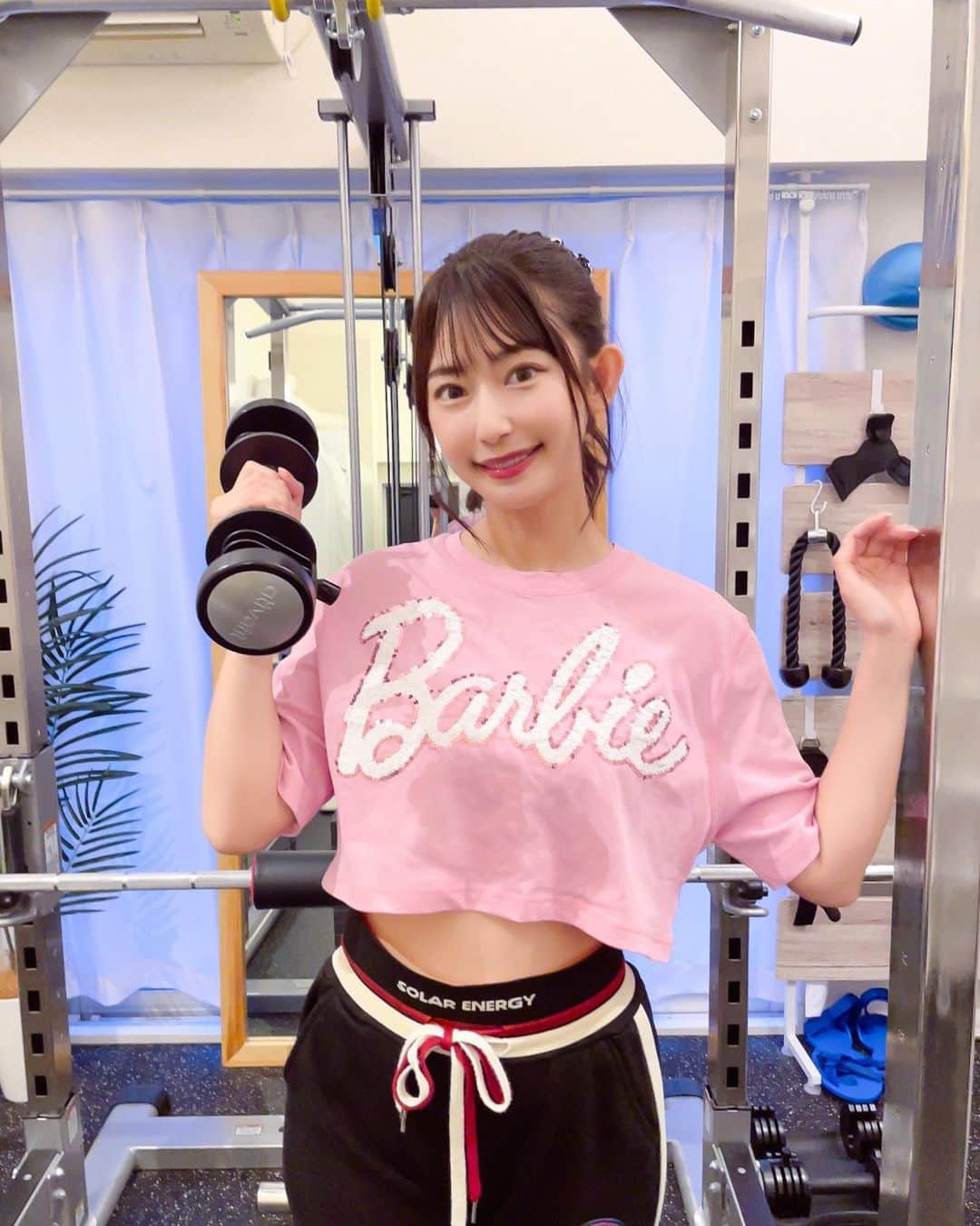 日野礼香さんのインスタグラム写真 - (日野礼香Instagram)「Barbie× ZARAのTシャツでトレーニング🏋️‍♀️  @b_concept_japan   好きなウェア着るとモチベも上がるよね❤️ Barbieちゃんが昔から大好きだから早く映画も見に行きたいなー！  今回はダンベルを使ったトレーニングをいろいろ教えてもらいました✨✨ ホテルのジムでもダンベルならだいたいあるし 旅先でも頑張りたいなー！  私が通ってるビーコンセプトの 入会金3000円割引になるクーポンコードも発行していただいきました✨ 👉🏻bc_chieru  ビーコンセプトは各エリアにたくさん店舗があるので是非行ってみてね✨  #ビーコンセプト #bconcept #パーソナルジム #ジム #トレーニング #トレーニング女子 #ワークアウト #ワークアウト女子 #トレーニングウェア #ダイエット #美脚 #姿勢改善 #下半身痩せ #骨格ウェーブ #くびれ #神楽坂 #ボディメイク #筋トレ #筋トレ女子 #プロテイン #workout #training #gym #gymgirl #bodymake #pr」9月3日 19時24分 - reicheru219