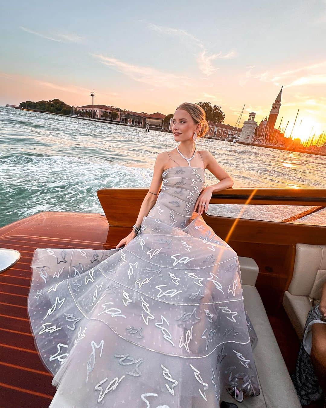 のインスタグラム：「Venice sunsets just shine differently ✨  @bulgari jewels, @armanibeauty makeup and guest of, @giorgioarmani gown, hair by @chris88hair」