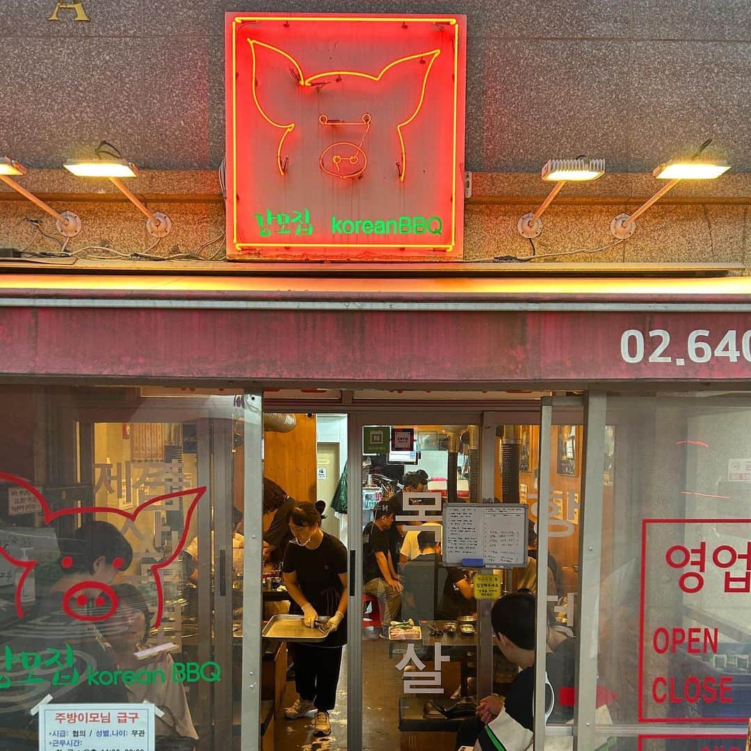 エダジュンさんのインスタグラム写真 - (エダジュンInstagram)「韓国グルメ🇰🇷  最終日の夜は、サムギョプサルを食べにGangmojibさんへ🏃‍♂️！  市街地から離れた場所ですが、 韓国人の方から激推しをしてもらったお店だったので🥹最終日にとっときました✨  ローカルで、観光客の方はほぼいないし、 英語のメニューもないですが、店員さんは全員優しい🥺✨  サムギョプサルといいながら、色々な部位があって、ワクワク☺️✨  丁寧に店員さん全て焼いてもらって、  『柚子ポン酢玉ねぎと巻いて下さい』『アンチョビとししとうと一緒に食べてください』『塩でシンプルに！』『パイナップルはそのままでね』『自家製メンマとサンチュを包んで』とバラエティー豊富なソースと食べ方も教えて下さり、大大大感激😭  美味しすぎて、おかわりして、 1キロくらい食べました😂(え？)  アンチョビソースと肉はやばかった🤤✨  おもてなしも、肉のクオリティも最高級で、また韓国に来たら訪れたいなと思いました☺️🫰  いやー、もー食べすぎた🇰🇷 口福です🥹🥹🥹  #サムギョプサル #韓国グルメ #ソウルグルメ #エダジュン」9月3日 19時24分 - edajun