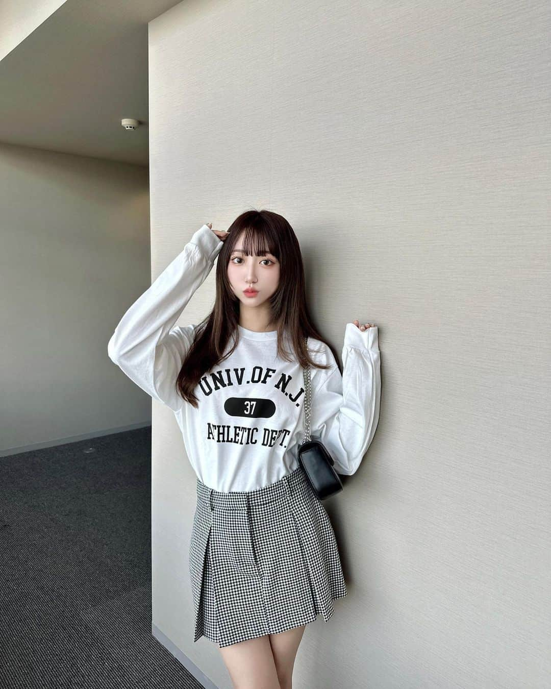 Ayanaのインスタグラム：「logo tee🪿👕 ⁡ ロゴのロンＴにギンガムチェックのスコート♡ モノトーンな気分♪何にでも合わせられるトップスは1枚あるととっても便利〜🫶🏻🫶🏻 ロンＴはZOZOで¥1,000オフです😦♡♡ ⁡ ⁡ tops : @angie_vintage_official  skirt : @zara  bag : @grl_official  ⁡ ⁡ #プチプラ #プチプラコーデ #秋コーデ #秋服 #angie #angie_vintage #angie_ootd #ZARA #ザラ #ミニスカート #ミニスカ #GRL #grl購入品 #grlコーデ #グレイル」