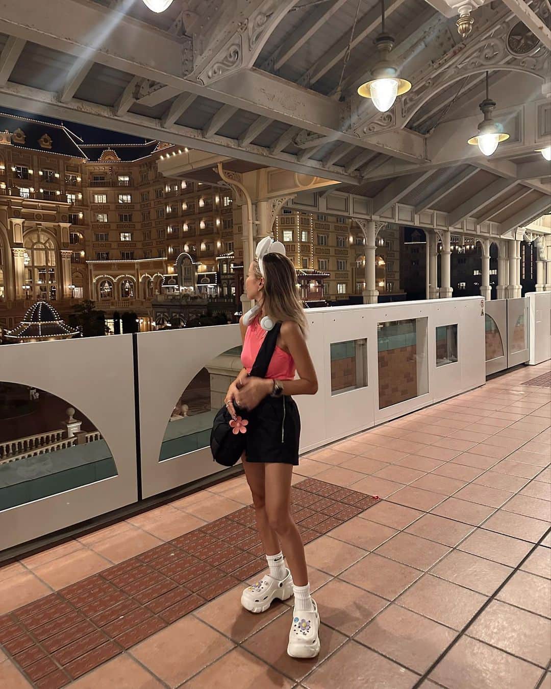 ✷kana✷のインスタグラム：「今年の夏は思ったより行けなかったな、、 暑すぎたよね🥲  もう今頭の中はハロウィンです👻  #disneyland#tokyo#looks #ディズニーコーデ」