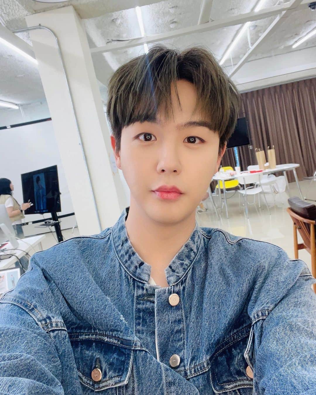 インジュン のインスタグラム：「청청 조합에 앞머리 반깐~ デニムに前髪おろしてる~」