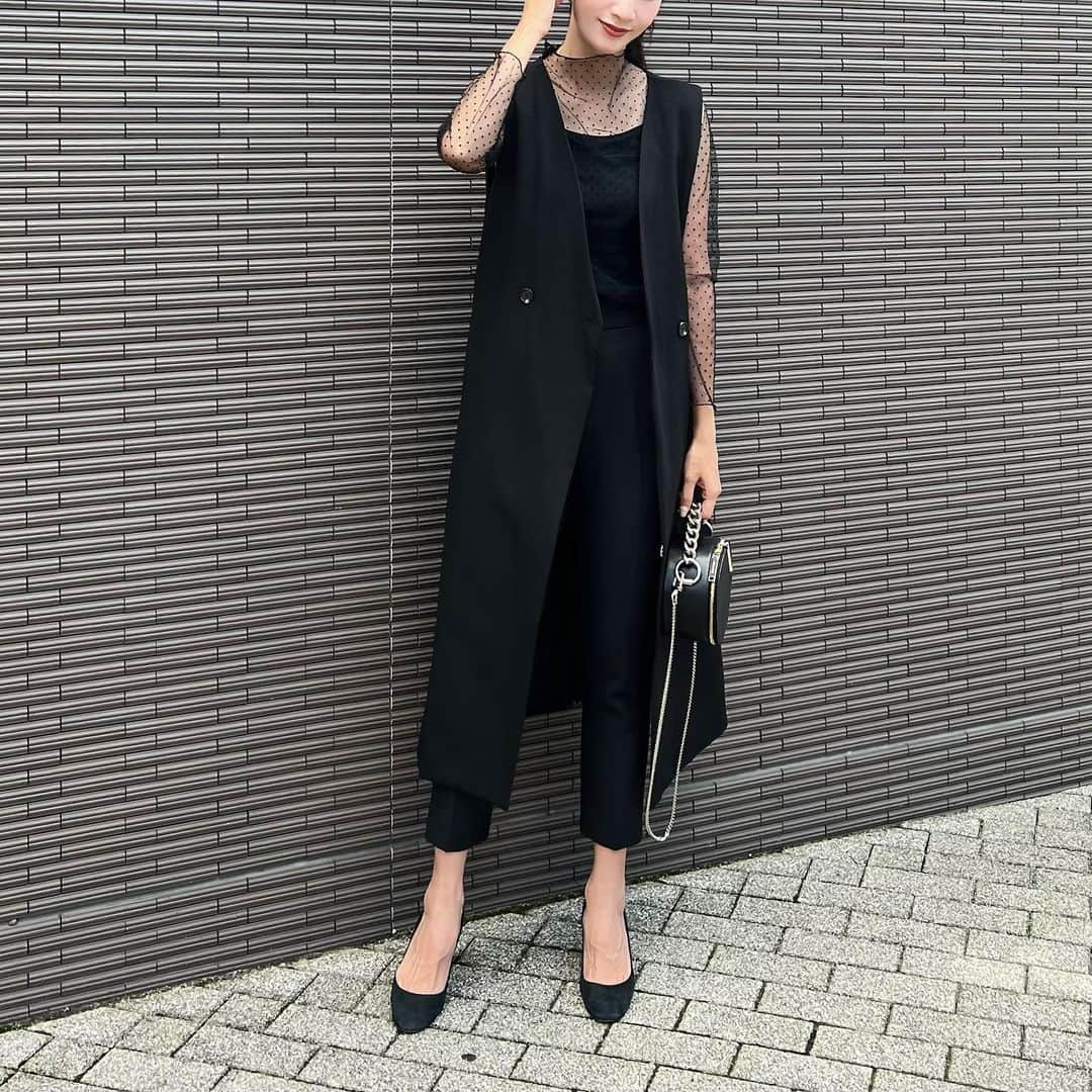 Nagiのインスタグラム：「シアートップスにジレ いつかのコーデ🖤  @nostalgia_jp のzozotown 限定アイテムのドットのシアートップス まだ暑いからキャミソールとあわしたけれど 寒くなったら長袖とも合わせたい  ちらっと袖や襟からだしても可愛いアイテム🥰  zozotown で1000円クーポンでてますよ✔️  @nostalgia_zozotown  #nostalgiajp#noszozo#code#fashion#コーデ#ファッション#ノスタルジア#シアートップス」