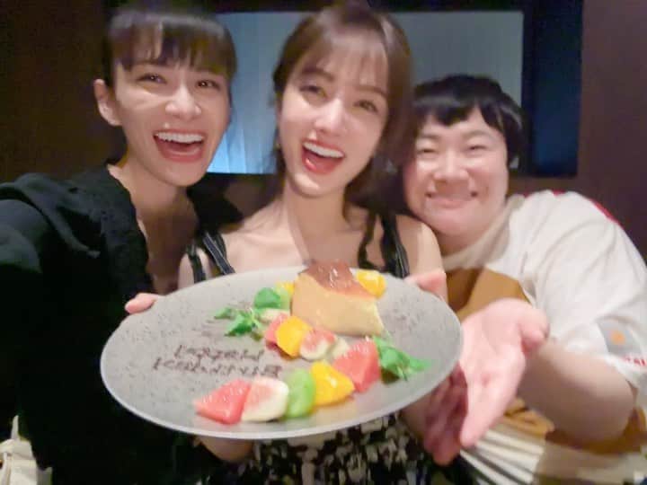 のインスタグラム：「先日あーちゃんとはるなたんがお誕生日のお祝いをしてくれました🎂🎂💕たくさんぎゅうしてくれました🤣💗 優しくて楽しくて面白いお二人と何年も一緒にドラ恋のMCをできて幸せです🥰🫶🏻 次のシーズンもあと少しで始まります。。。♡今回もとっても面白いドラ恋になっているのでお楽しみに🥹  今年もたくさんお祝いしてもらえて幸せでした💝🎂 お二人と一緒にふざける時間ラブです。※載せる許可頂いてます🤣」