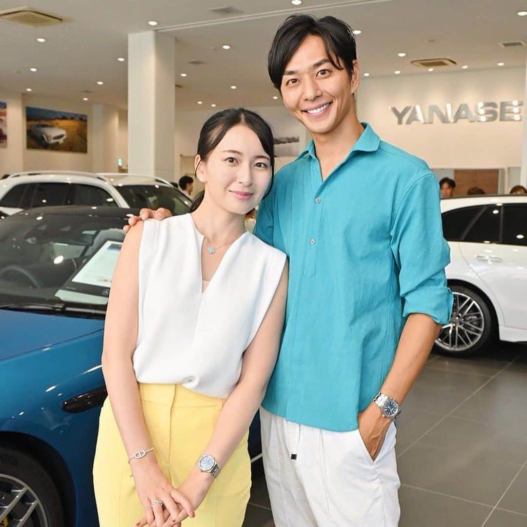 のインスタグラム：「昨日はヤナセ山下支店でぶどう販売会をさせて頂きました🍇  スタートの11時から沢山の方がお待ちくださり、おめぐんちのぶどうを楽しみにして下さりありがとうございました😁  あまりの列の長さになってしまい、断念せざるを得ない方もいらっしゃったのでご配慮出来ず申し訳ございませんでした…  食べて下さる方のお顔を直接見る事が出来て僕達夫婦も楽しい時間を過ごさせて頂きました👍  沢山のワンコ達も一緒に来てくれてありがとう🐶  癒されました😆  また来年も直売会やりたいなと思いましたので宜しくお願い致します✌️  暑い中来てくれてホントありがとうございました🙏」