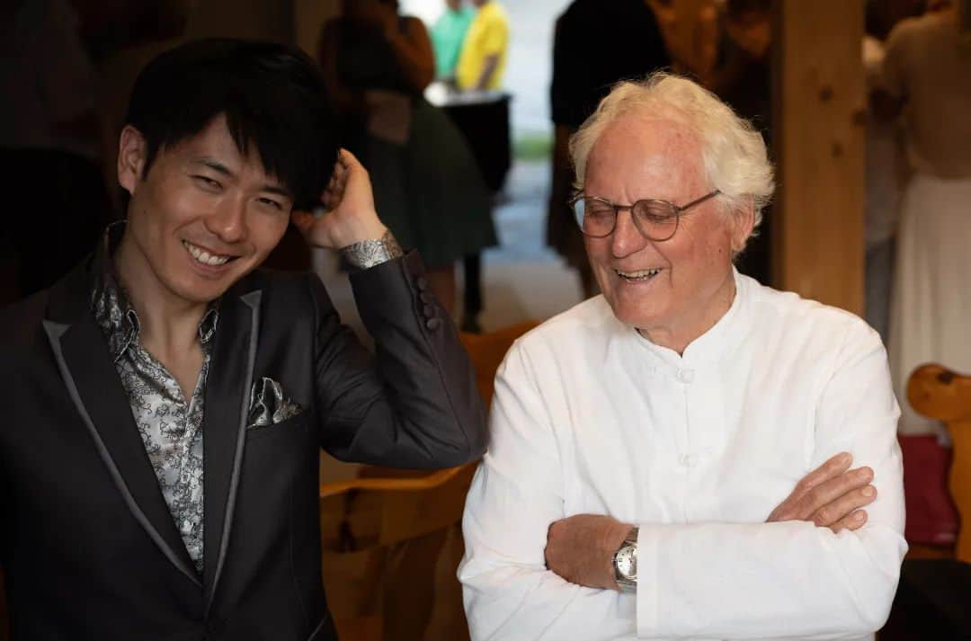 福間洸太朗のインスタグラム：「Souvenirs en Suisse ④  Ce fut un grand plaisir de rester qq jours chez Michaël Reinhardt à Liddes, mon ancien agent suisse, un endroit je peux toujours bien manger, bien me relaxer et bien travailler le piano (jusqu'au minuit!). J'étais heureux de donner un récital privé dans son chalet pour sa famille et nos amis aussi!  Merci Michaël et Francis Morain (l'ami accordeur du piano, photo 3) !  ８月半ば、ベルンのあとは元スイスのマネージャーさんの住むリッドで数日過ごしを訪ね、プライベートコンサートをしました。大自然に囲まれた中で、よく食べ、よくピアノを練習し、よく身体を休めることができました。😊 写真3枚目の方は🇨🇭で有名な調律師、フランシス・モランさんです。  Photos 1-5: Alexander Harbaugh  #Switzerland #Suisse #Liddes #スイス #リッド」