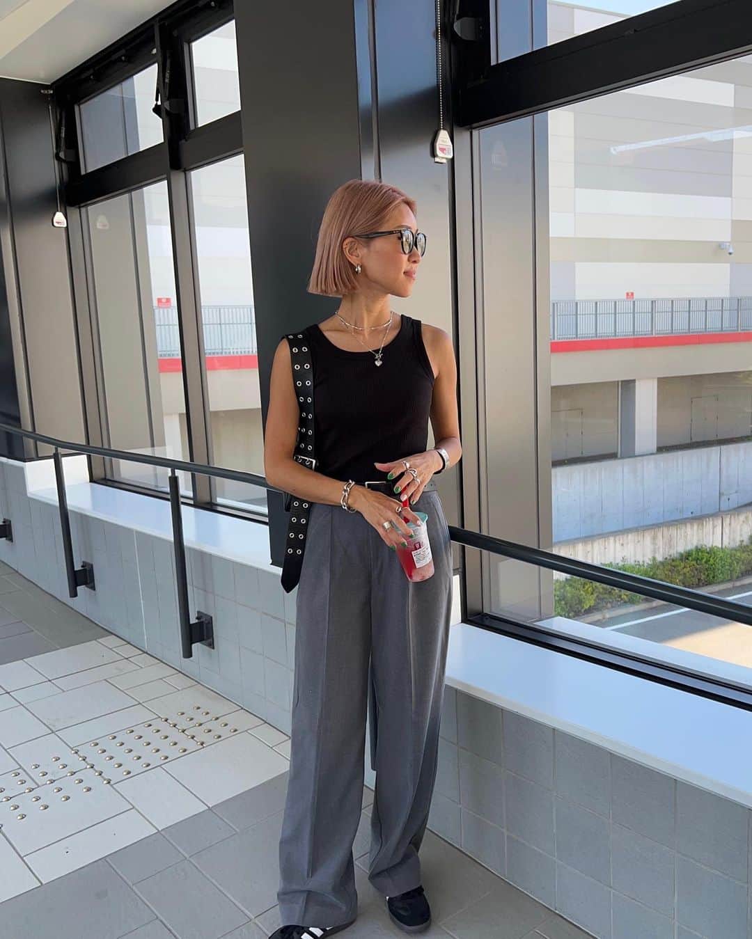 annaのインスタグラム：「.  どうも。シール女です🙋🏼‍♀️ 今日は一段と暑かったー🌞 9月だから足元はサンダルからスニーカーにして 上はタンクトップ✌️ 秋って言ったって現実はこんなもん🫠  今日もたくさんおいしもの食べた😋  tops ⋆ @uniqlo_jp  pants ⋆ @ungrid_official  bag ⋆ @bigotre_official  shoes ⋆ @adidastokyo   #秋コーデ＃カジュアルコーデ#カジュアル#大人カジュアル#オトナカジュアル#海外ファッション#海外風コーデ#モノトーンコーデ#モノトーン#スニーカーコーデ#samba#タックパンツ#プチプラ#プチプラコーデ#158cmコーデ#骨格ナチュラル#きょこ」
