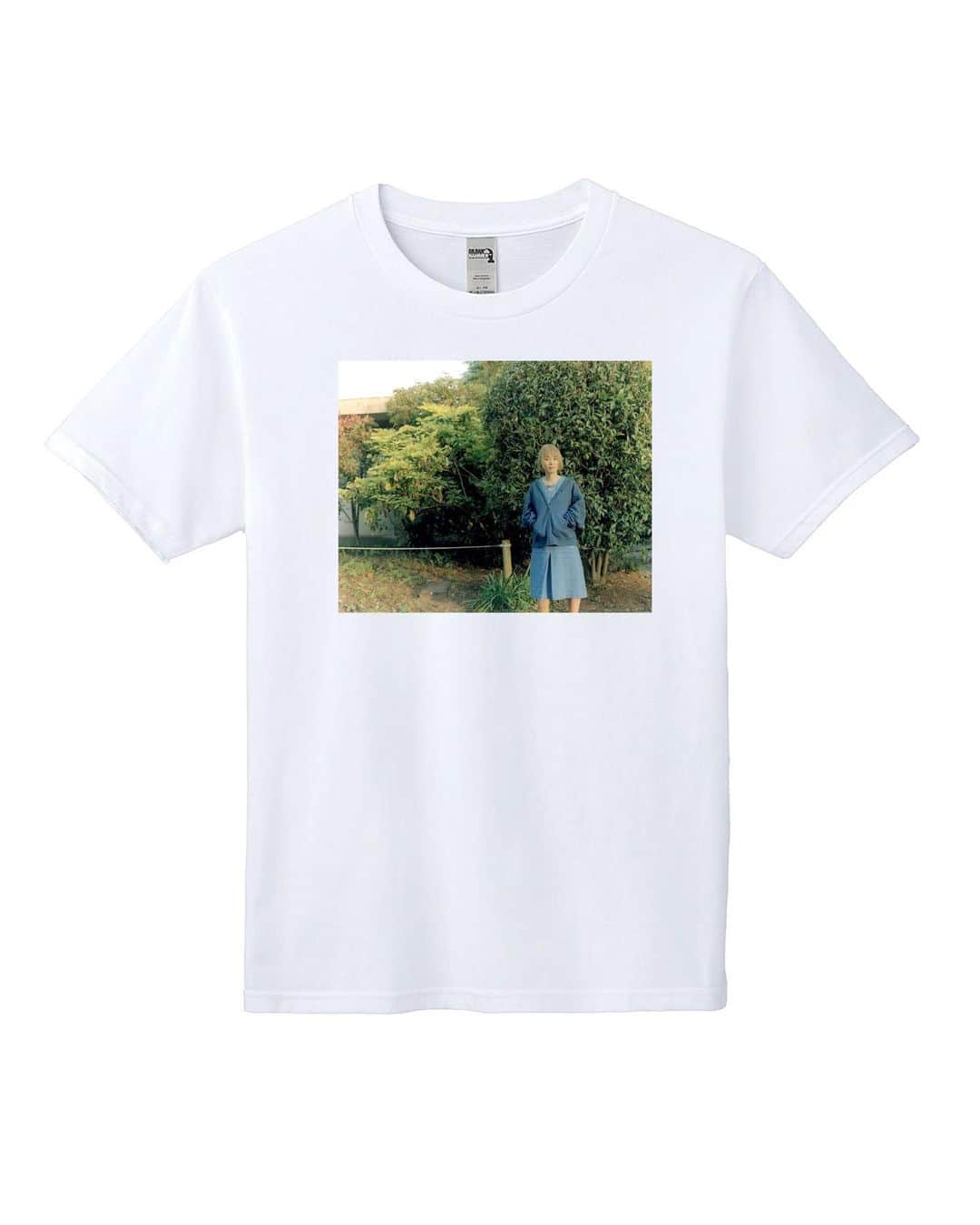 川本真琴のインスタグラム：「久々にグッズを作りました。 佐内正史さん撮影のTシャツです。 限定枚数少なめです🍉  川本真琴天国ショップより購入できます。プロフィール欄にリンク貼っておきます。  #川本真琴 #新グッズ #tシャツ」