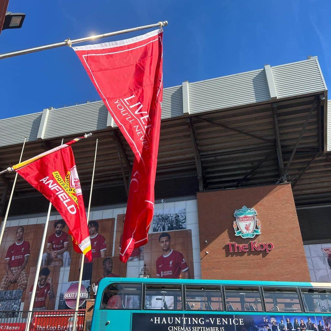 バロ さんのインスタグラム写真 - (バロ Instagram)「You'll never walk alone ♥️  #liverpool #liverpoolfc #ynwa #anfield」9月3日 19時49分 - baroganatanatda