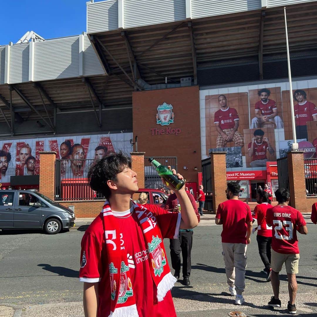 バロ のインスタグラム：「You'll never walk alone ♥️  #liverpool #liverpoolfc #ynwa #anfield」